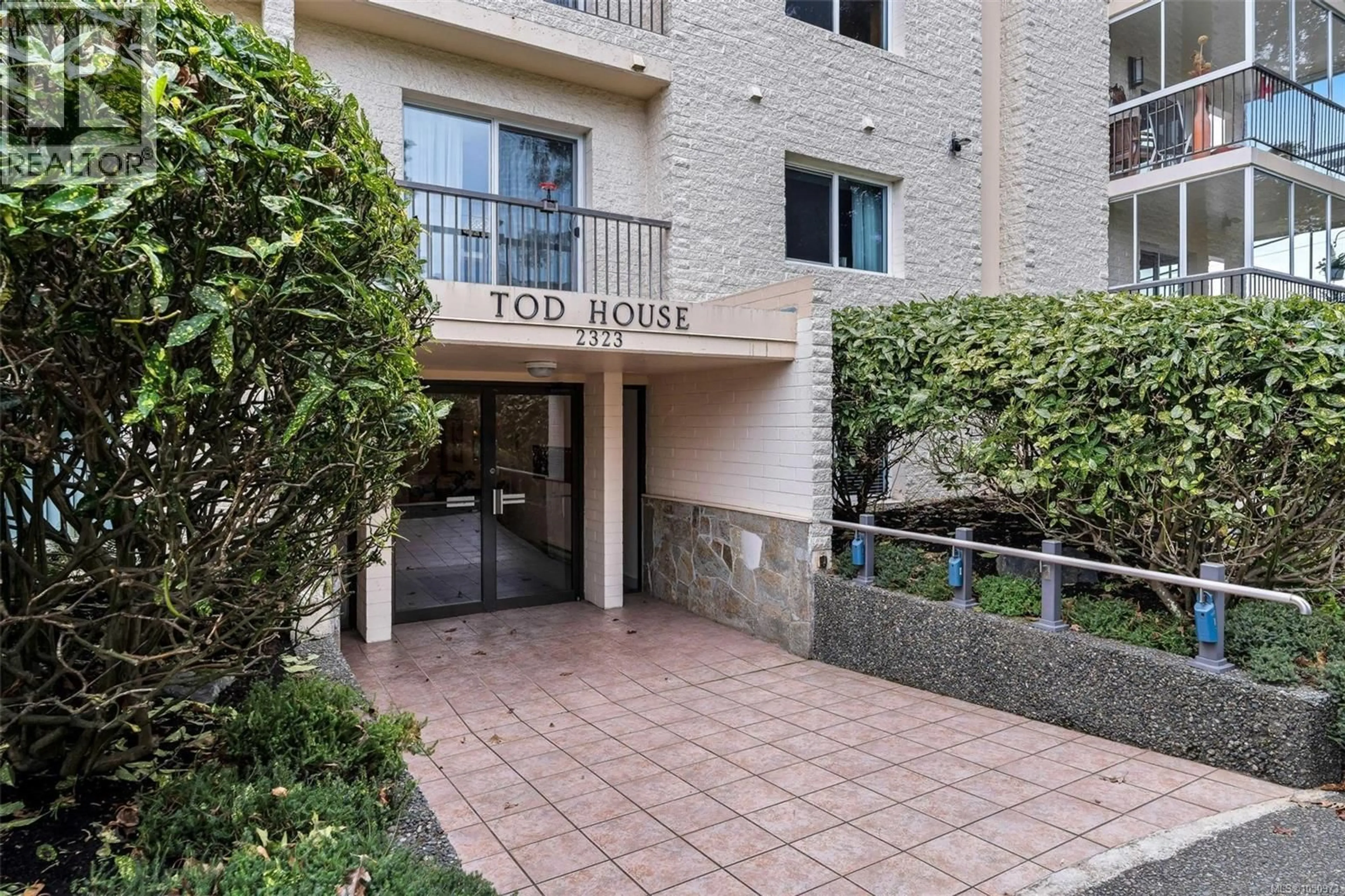 Indoor foyer for 302 - 2323 HAMIOTA STREET, Oak Bay British Columbia V8R2N1