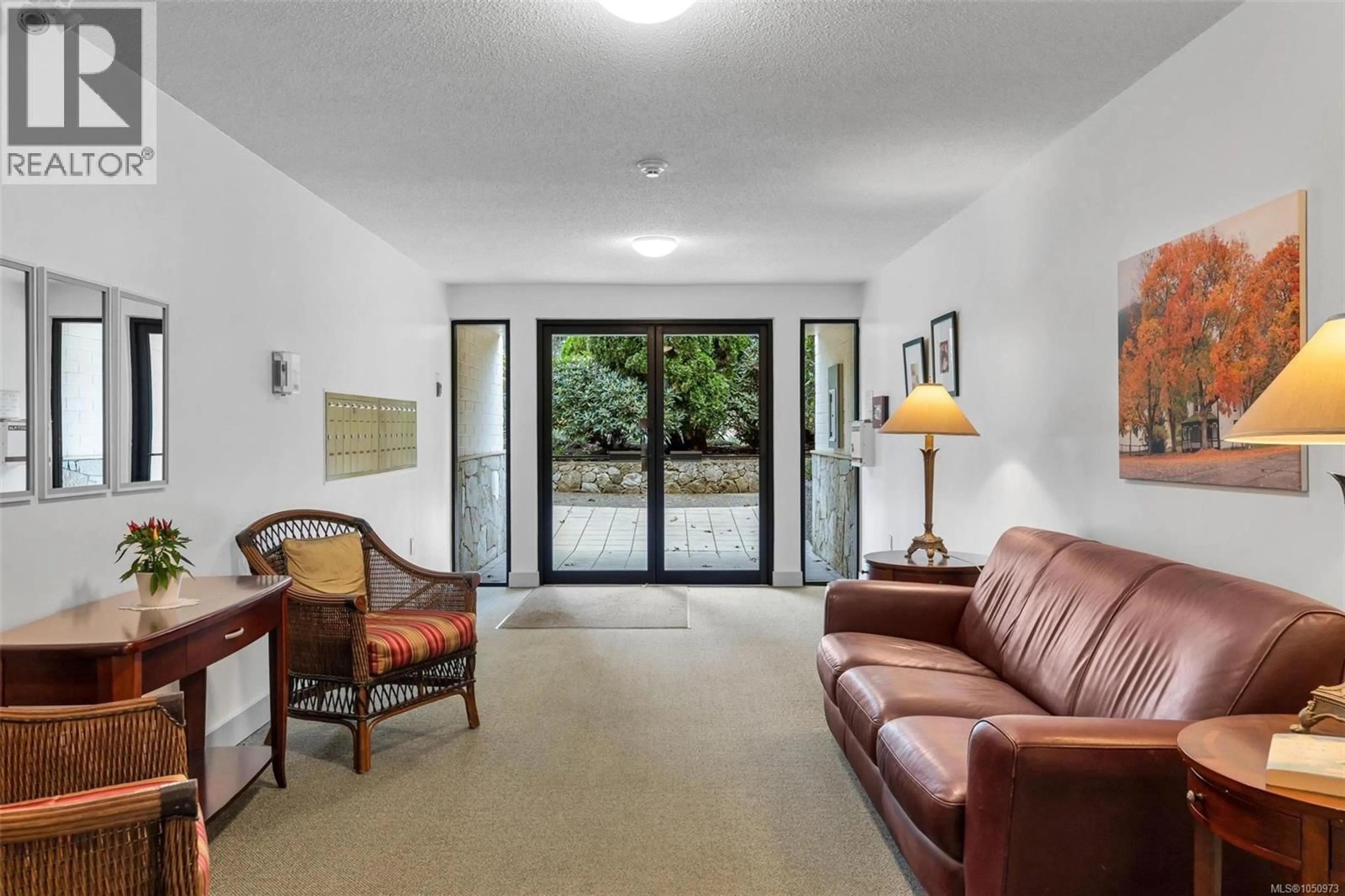Indoor foyer for 302 - 2323 HAMIOTA STREET, Oak Bay British Columbia V8R2N1
