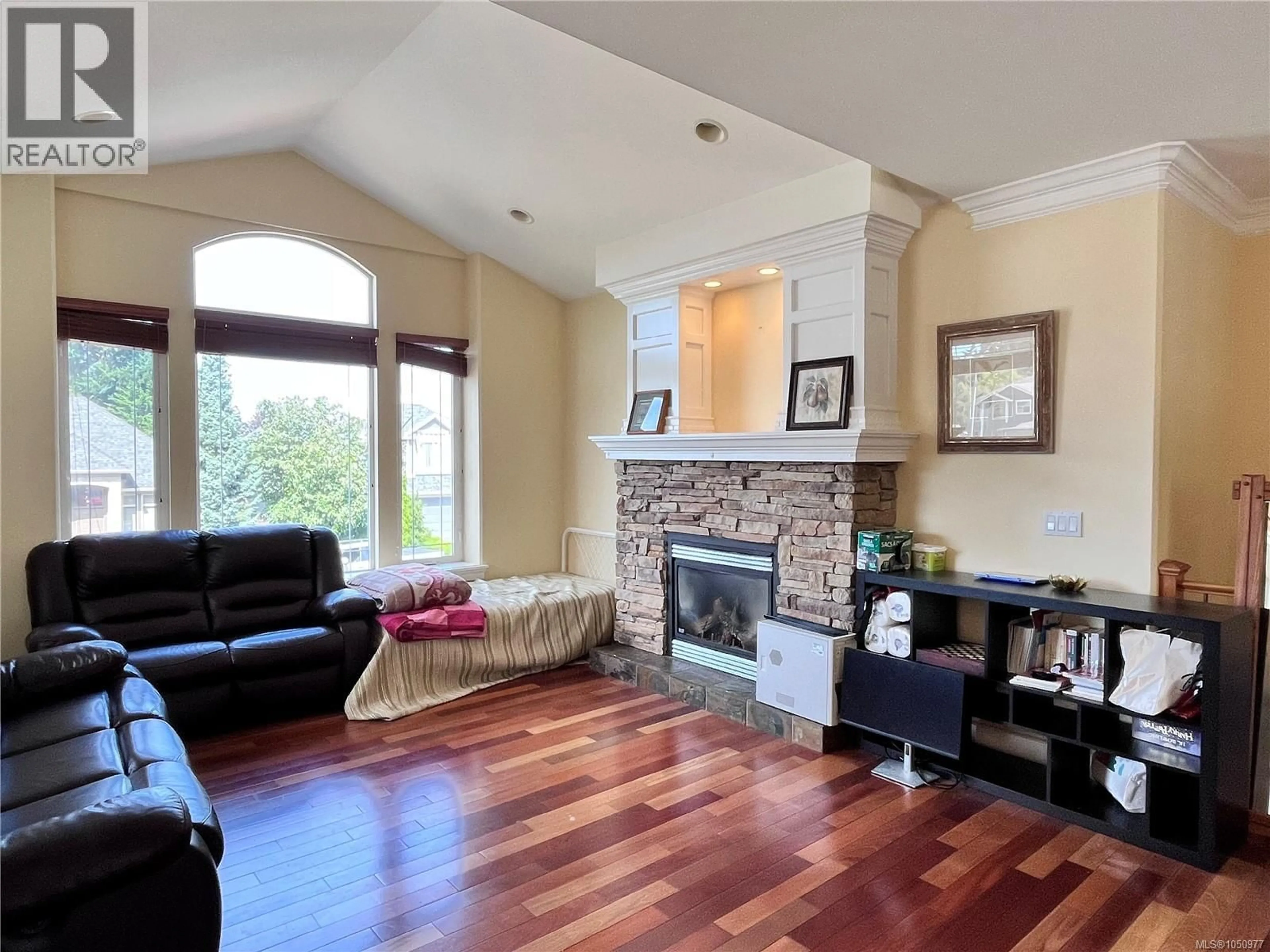 Living room with furniture, wood/laminate floor for 6632 KESTREL CRESCENT, Nanaimo British Columbia V9V1V9
