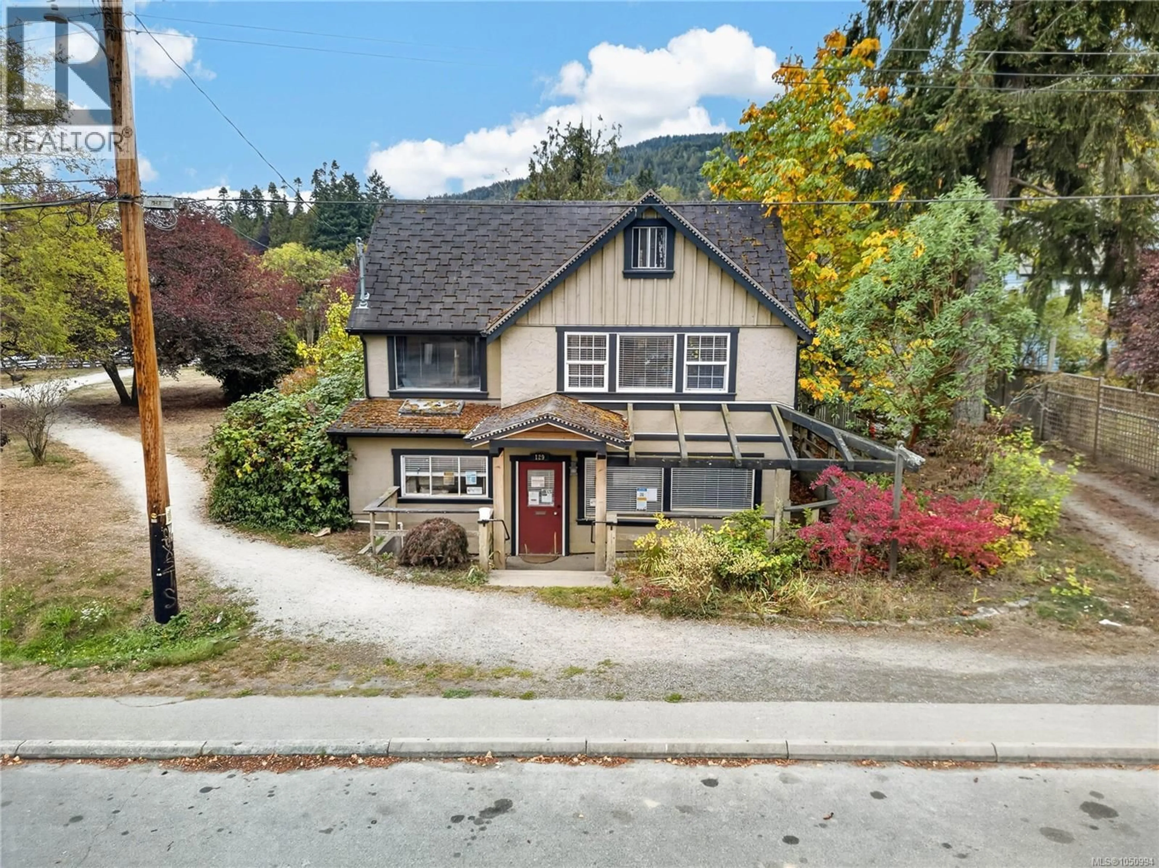 A pic from outside/outdoor area/front of a property/back of a property/a pic from drone, street for 129 HEREFORD AVENUE, Salt Spring British Columbia V8K2V9