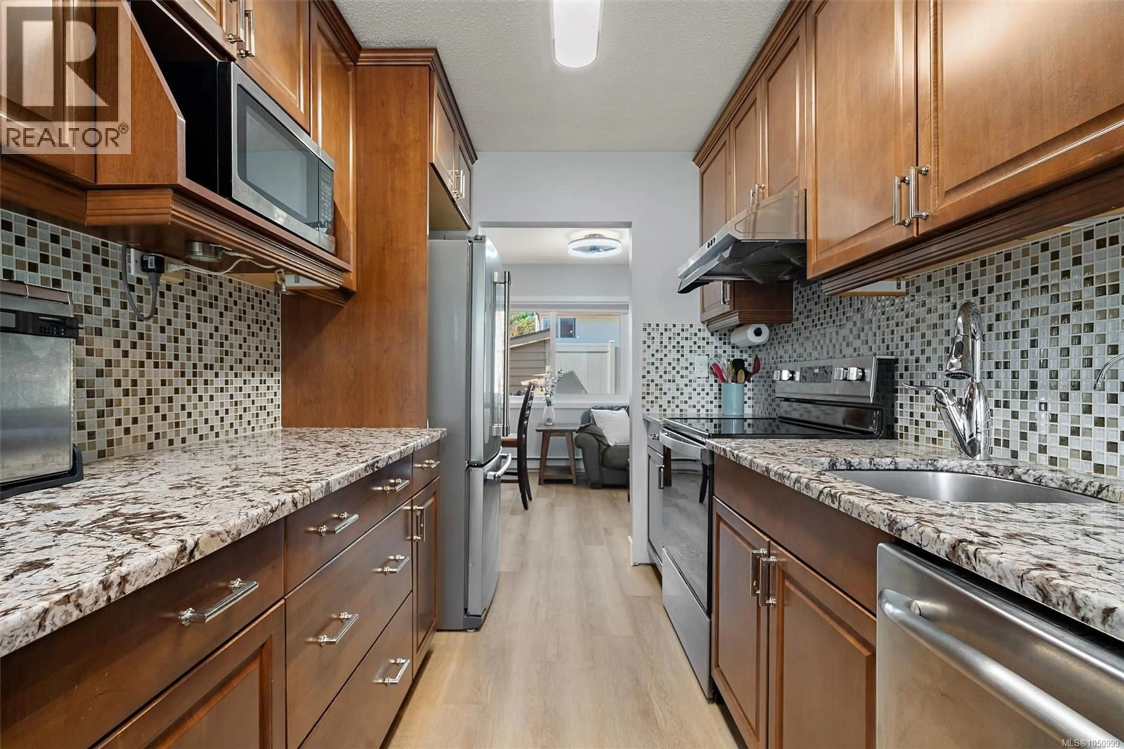 Standard kitchen, ceramic/tile floor for 7 - 10046 FIFTH STREET, Sidney British Columbia V8L2X9