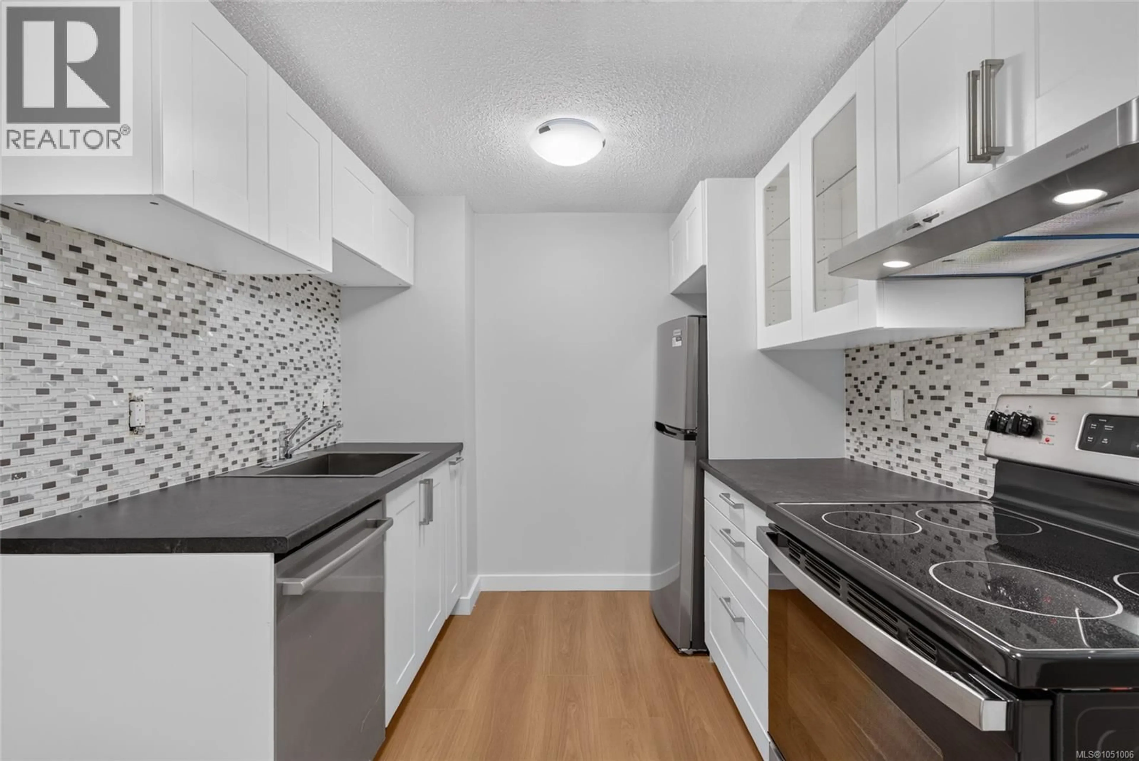 Standard kitchen, unknown for 412 - 1005 MCKENZIE AVENUE, Saanich British Columbia V8X4A9