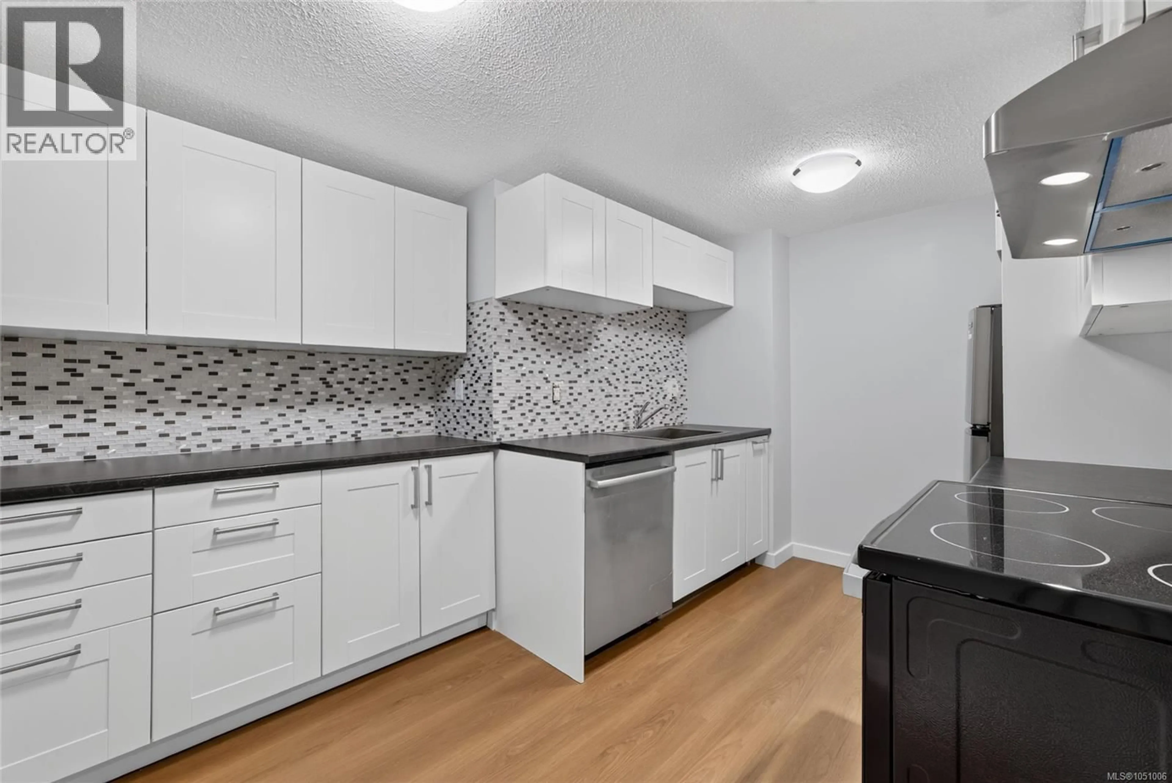 Standard kitchen, unknown for 412 - 1005 MCKENZIE AVENUE, Saanich British Columbia V8X4A9