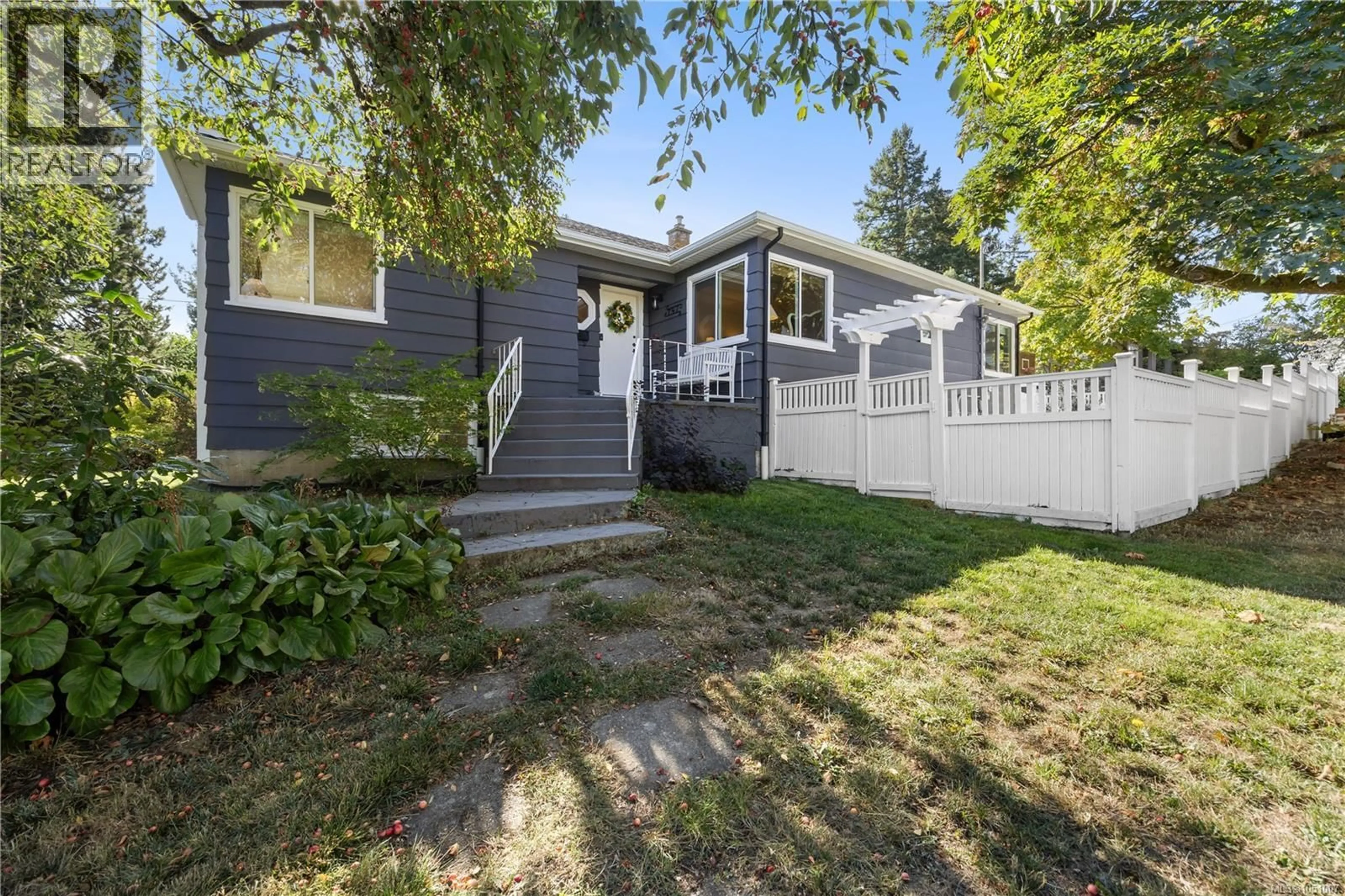 Home with vinyl exterior material, street for 741 COWPER STREET, Saanich British Columbia V9A2G1