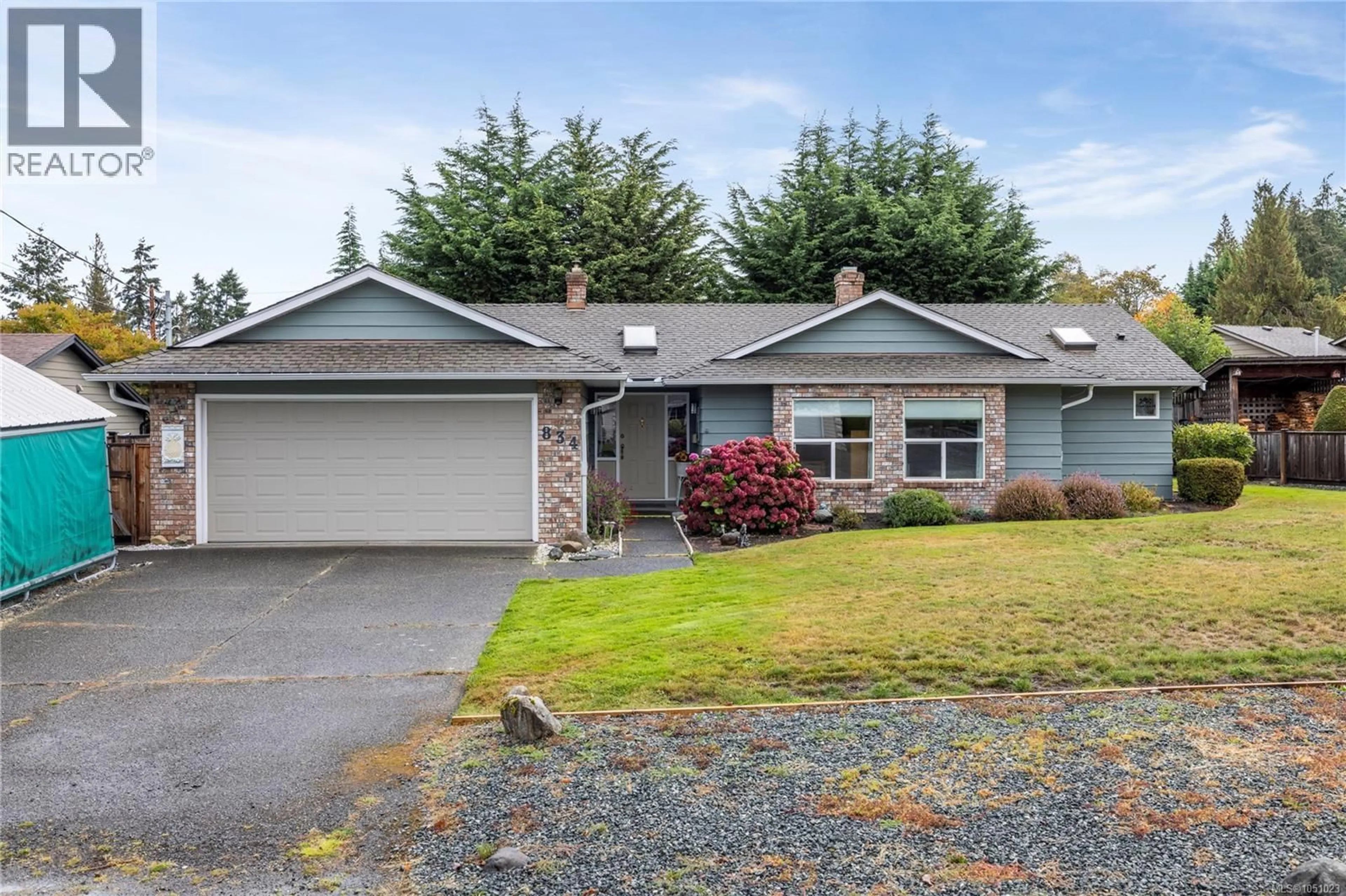 Home with vinyl exterior material, street for 834 REDONDA PLACE, Qualicum Beach British Columbia V9K1R4