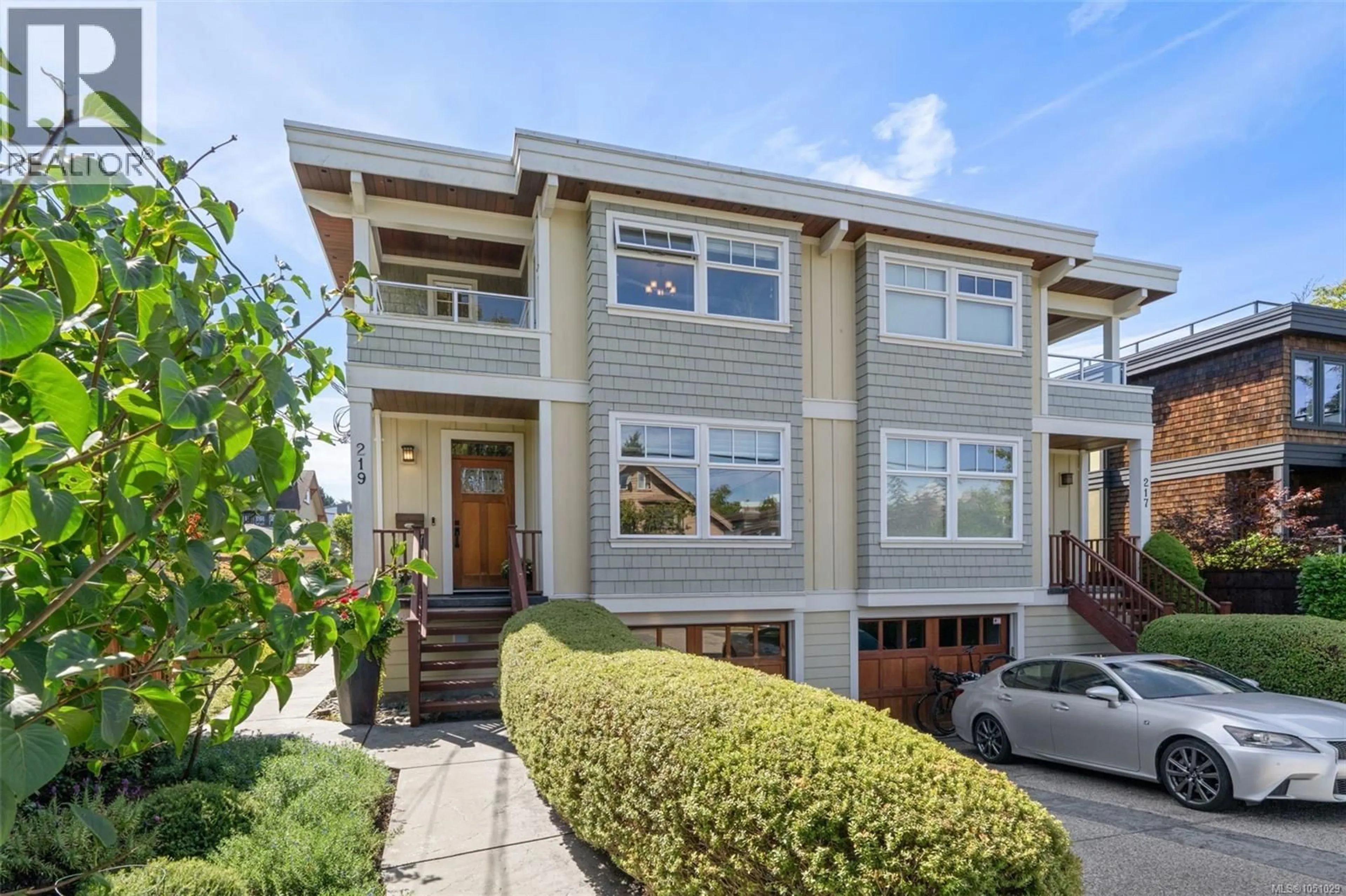 Home with vinyl exterior material, street for 219 MICHIGAN STREET, Victoria British Columbia V8V1R4