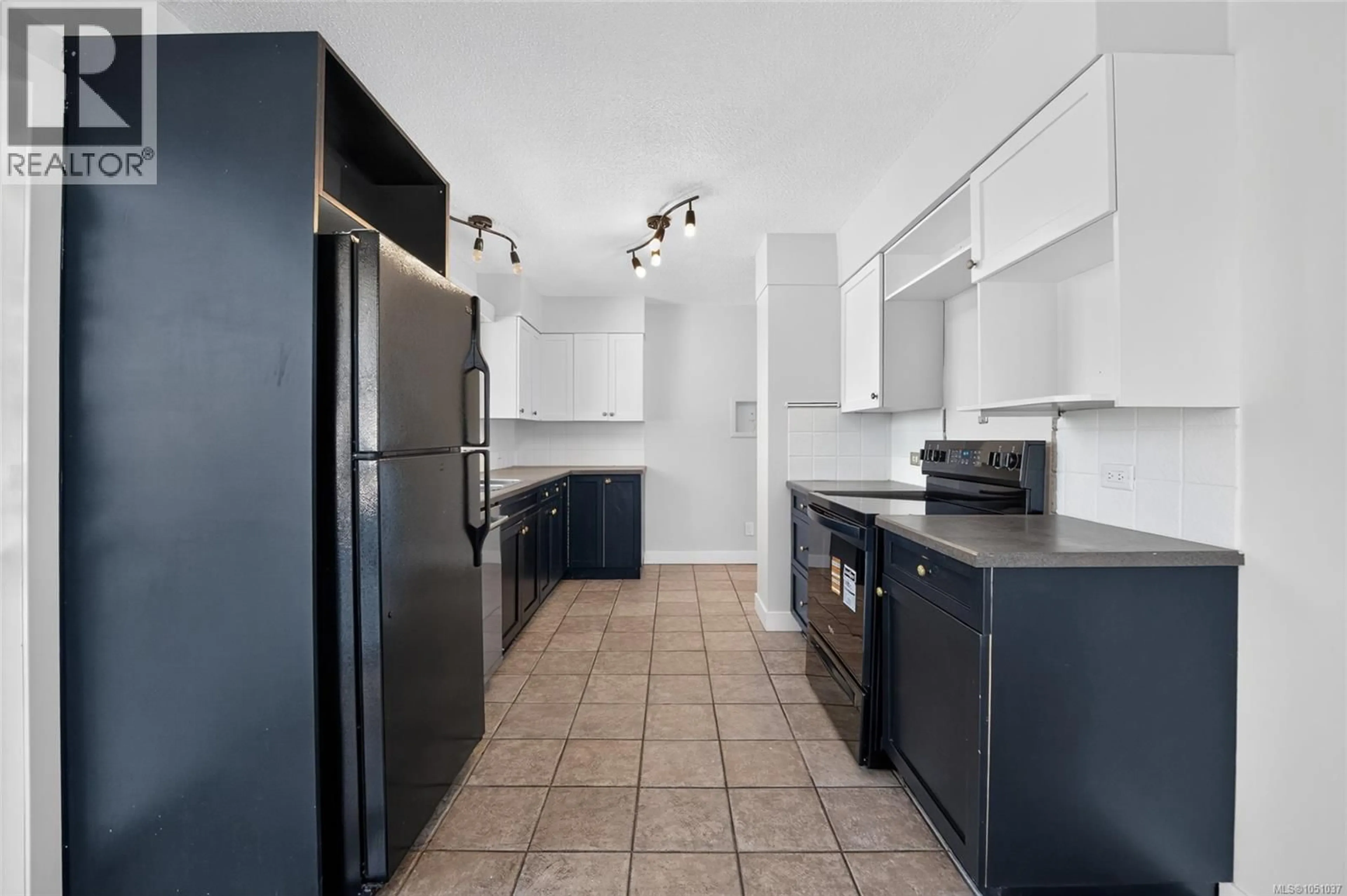 Standard kitchen, ceramic/tile floor for 650 HUNTER STREET, Nanaimo British Columbia V9S1R1
