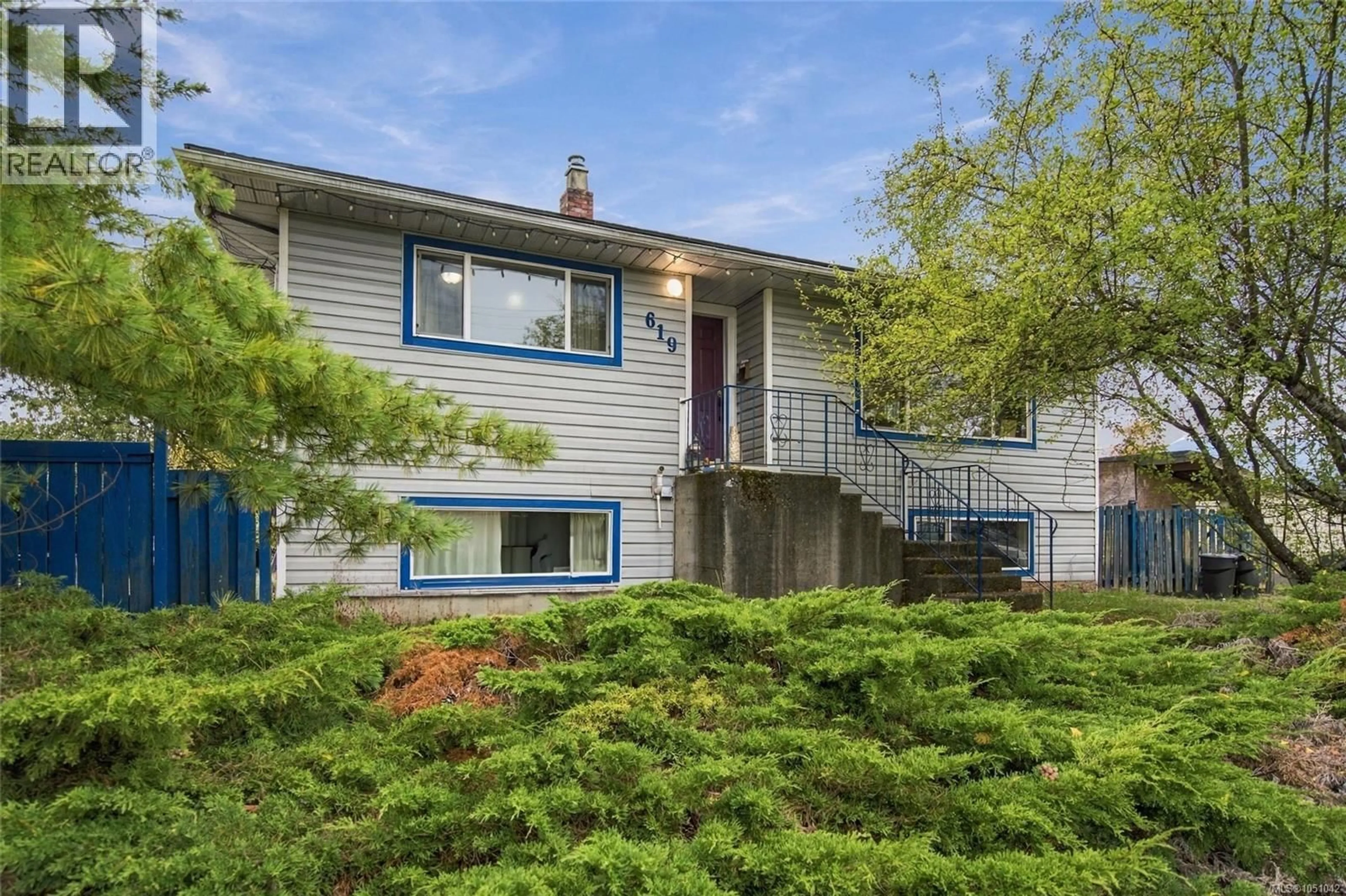 Home with vinyl exterior material, street for 619 PINE STREET, Nanaimo British Columbia V9R2C7
