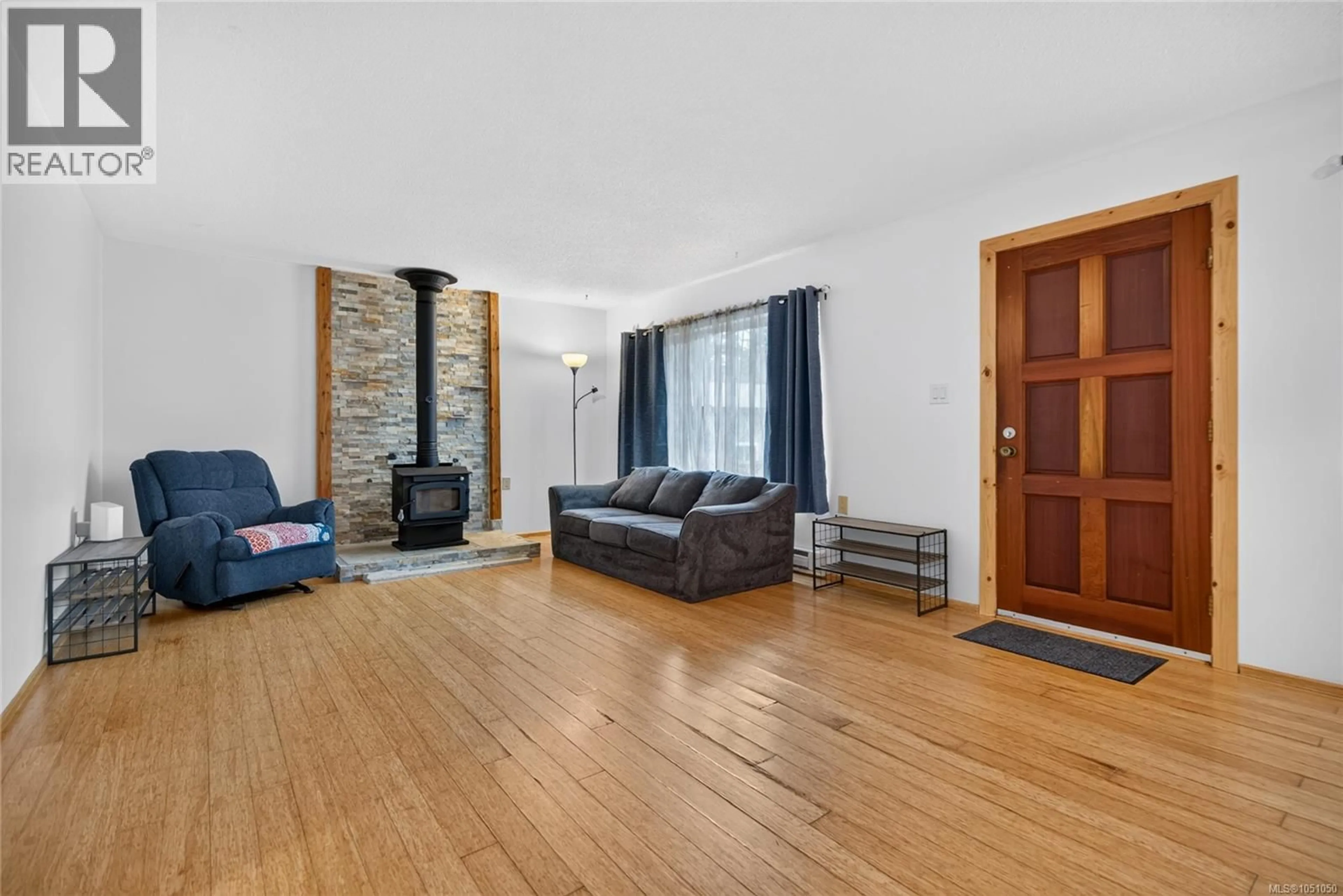 Living room with furniture, wood/laminate floor for 7842 TOZER ROAD, Fanny Bay British Columbia V0R1W0