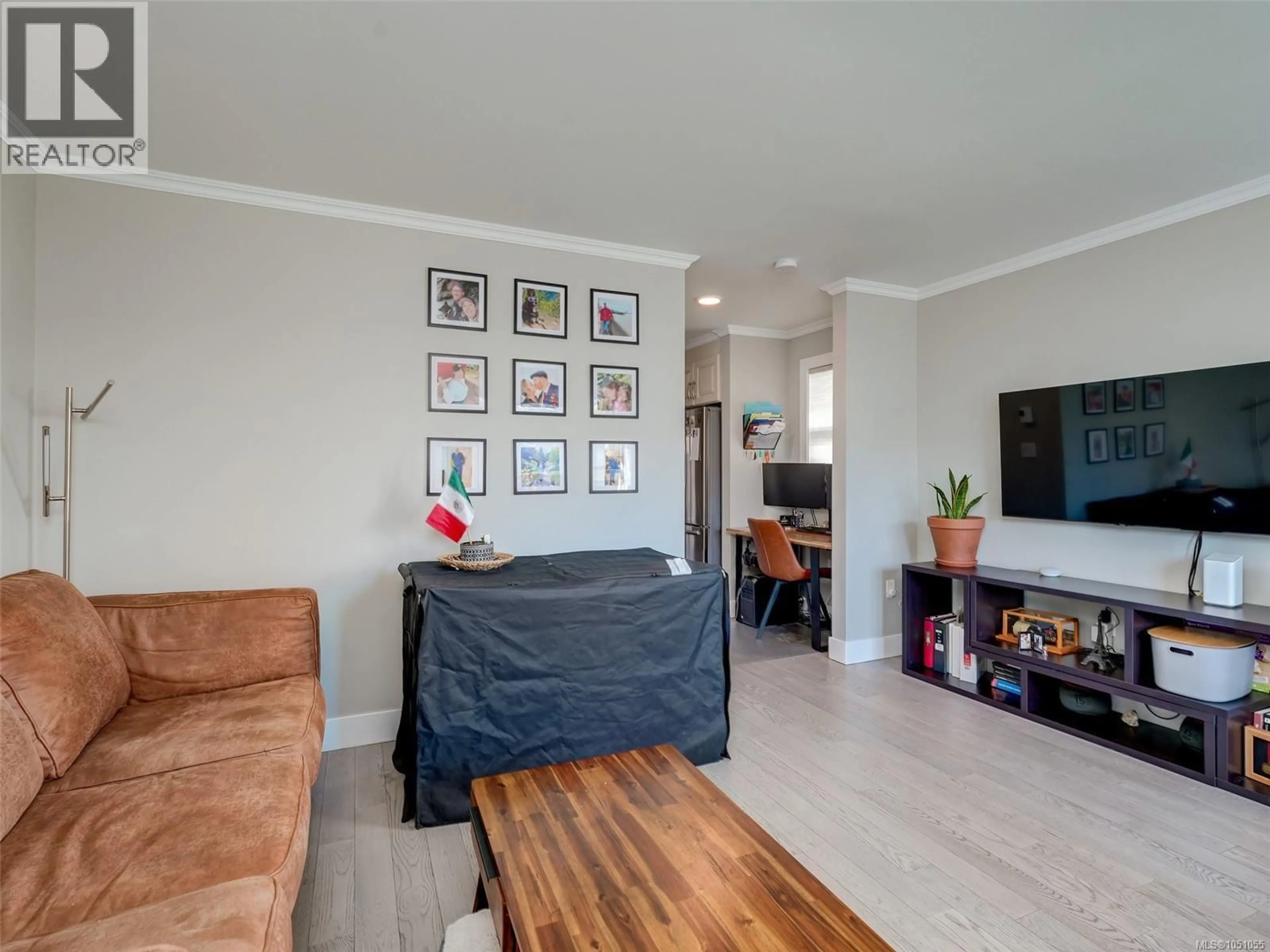 Living room with furniture, wood/laminate floor for 105 - 3248 SHERMAN ROAD, Duncan British Columbia V9L4B4