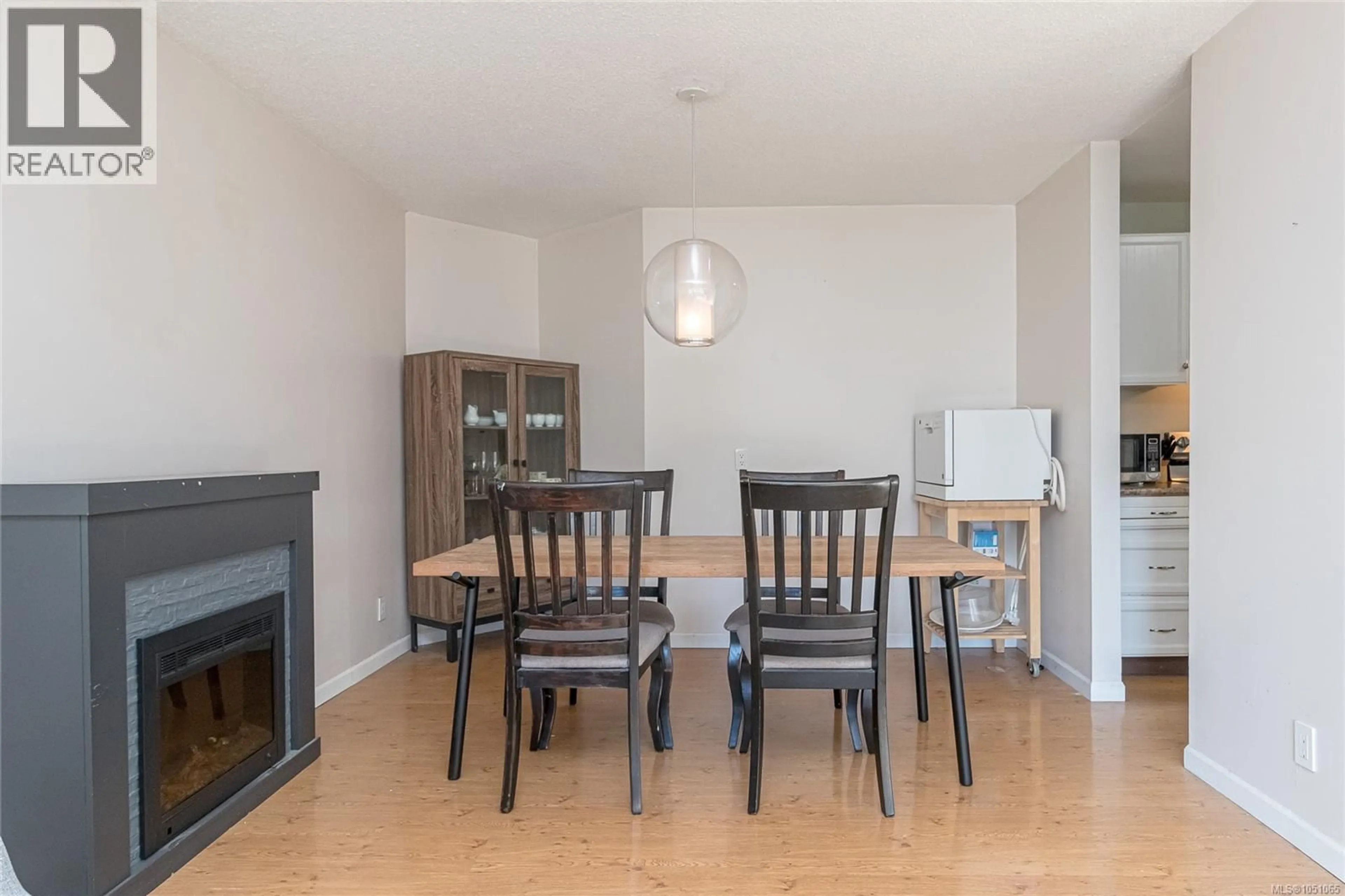 Dining room, wood/laminate floor for 204 - 877 ELLERY STREET, Esquimalt British Columbia V9A4R8