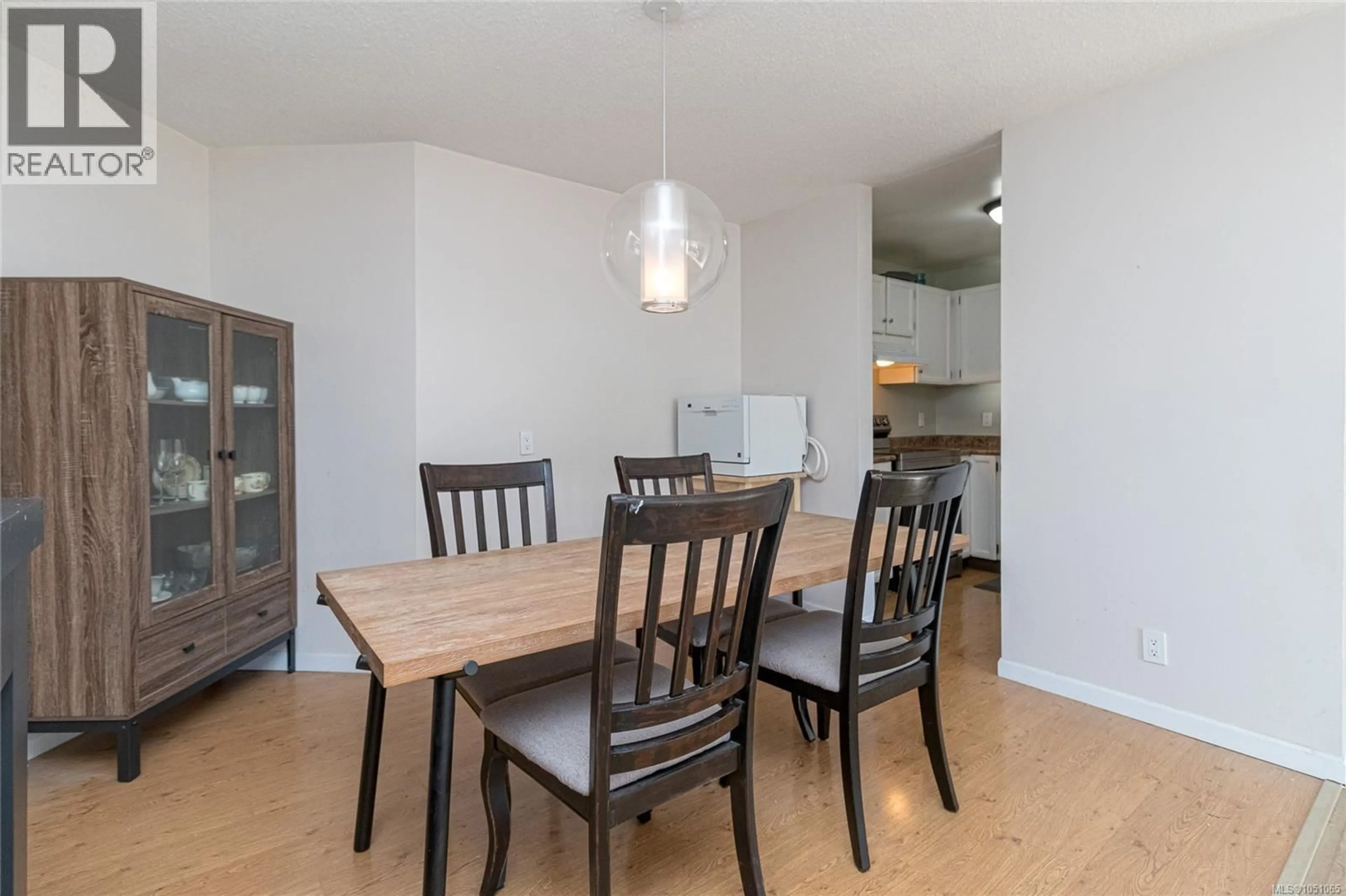 Dining room, wood/laminate floor for 204 - 877 ELLERY STREET, Esquimalt British Columbia V9A4R8