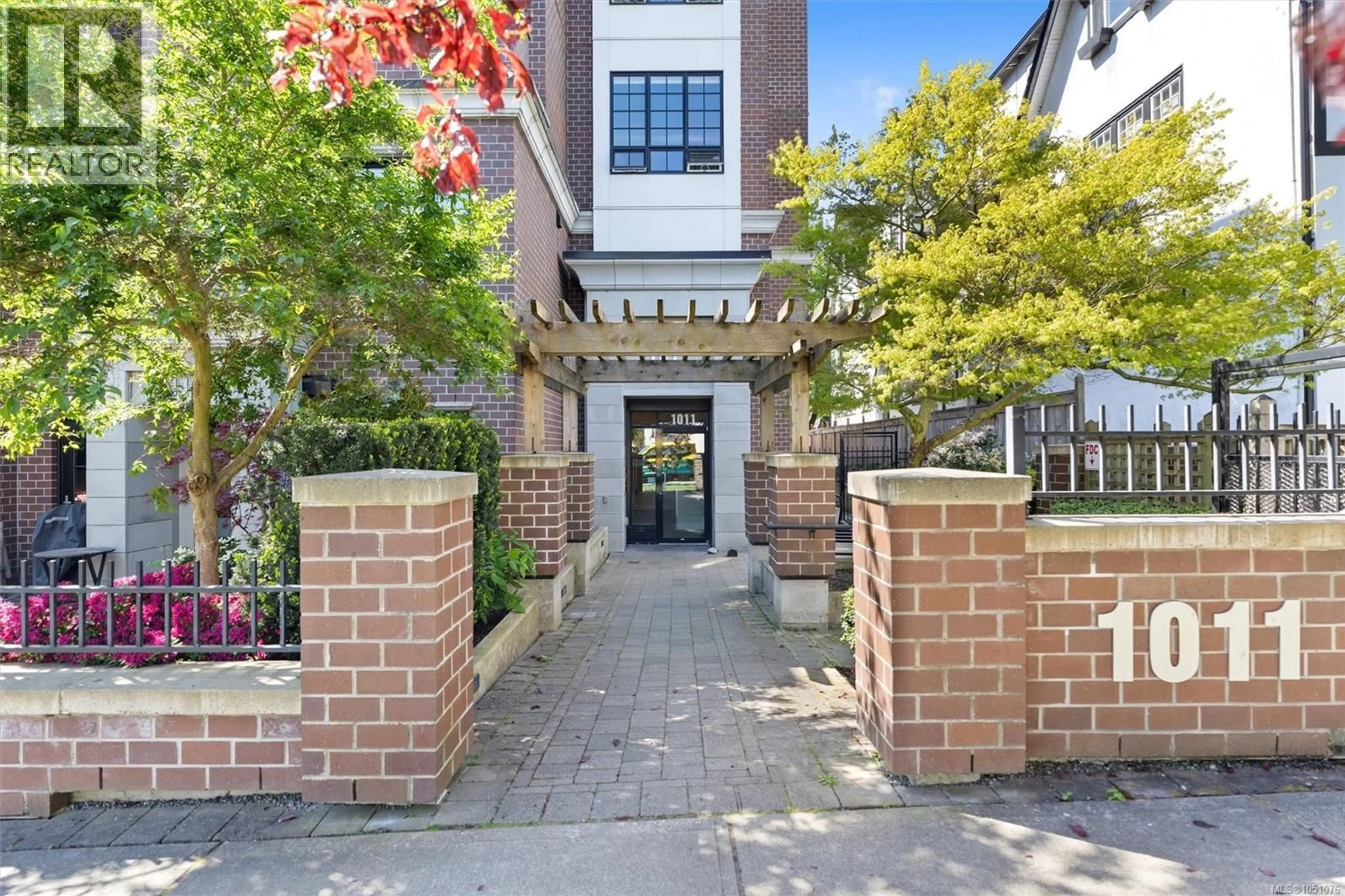Unknown for 105 - 1011 BURDETT AVENUE, Victoria British Columbia V8V3G9