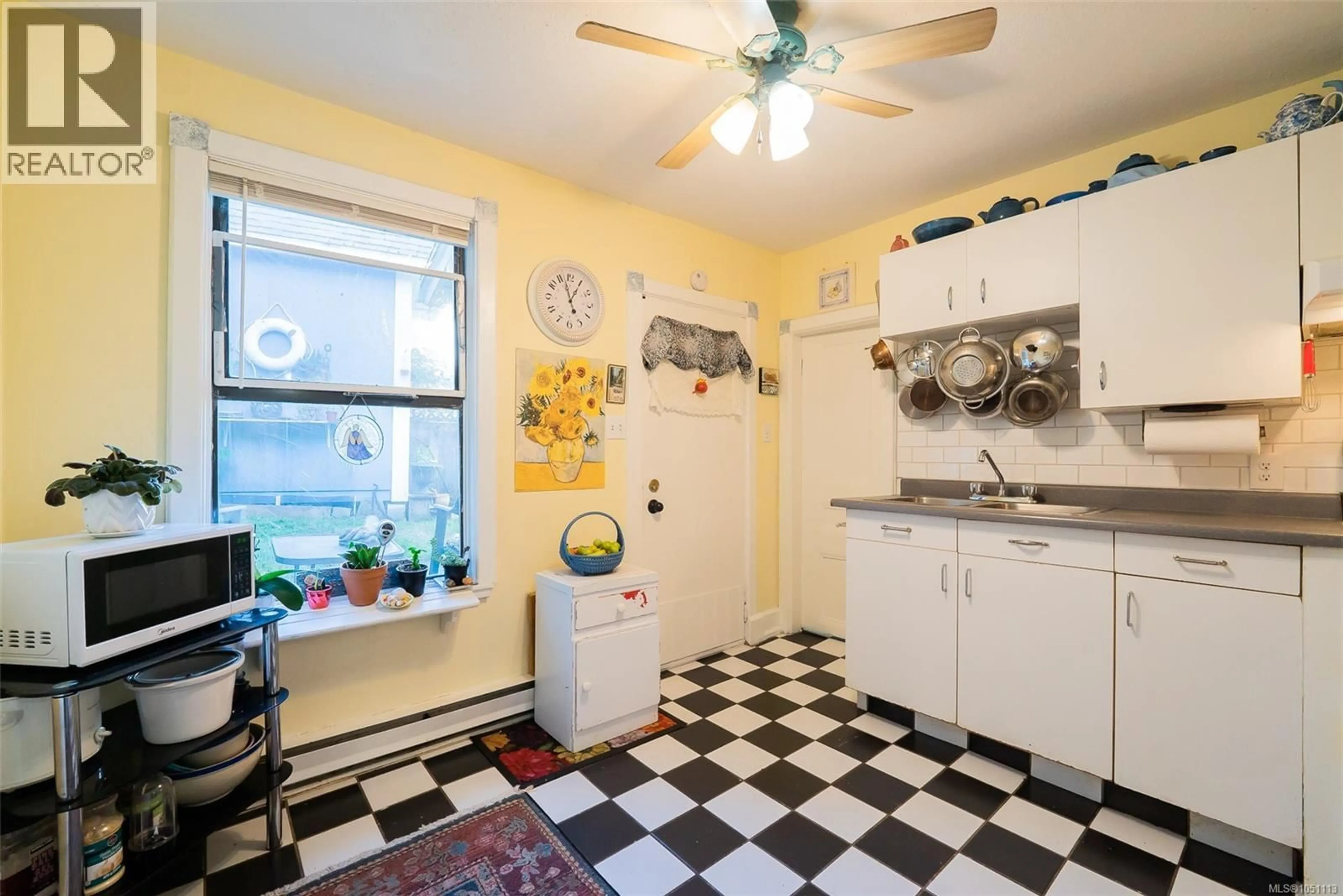 Standard kitchen, ceramic/tile floor for 660 ALBERT STREET, Nanaimo British Columbia V9R2W4