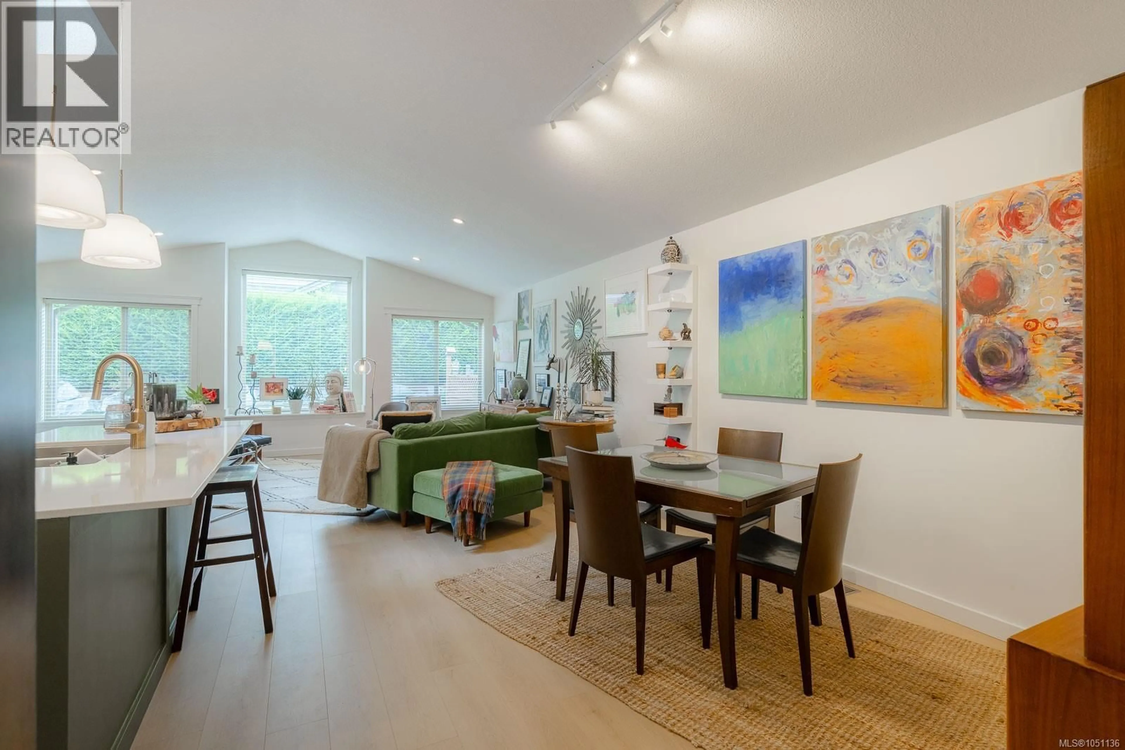 Living room with furniture, wood/laminate floor for 5 - 3774 12TH AVENUE, Port Alberni British Columbia V9Y5A5