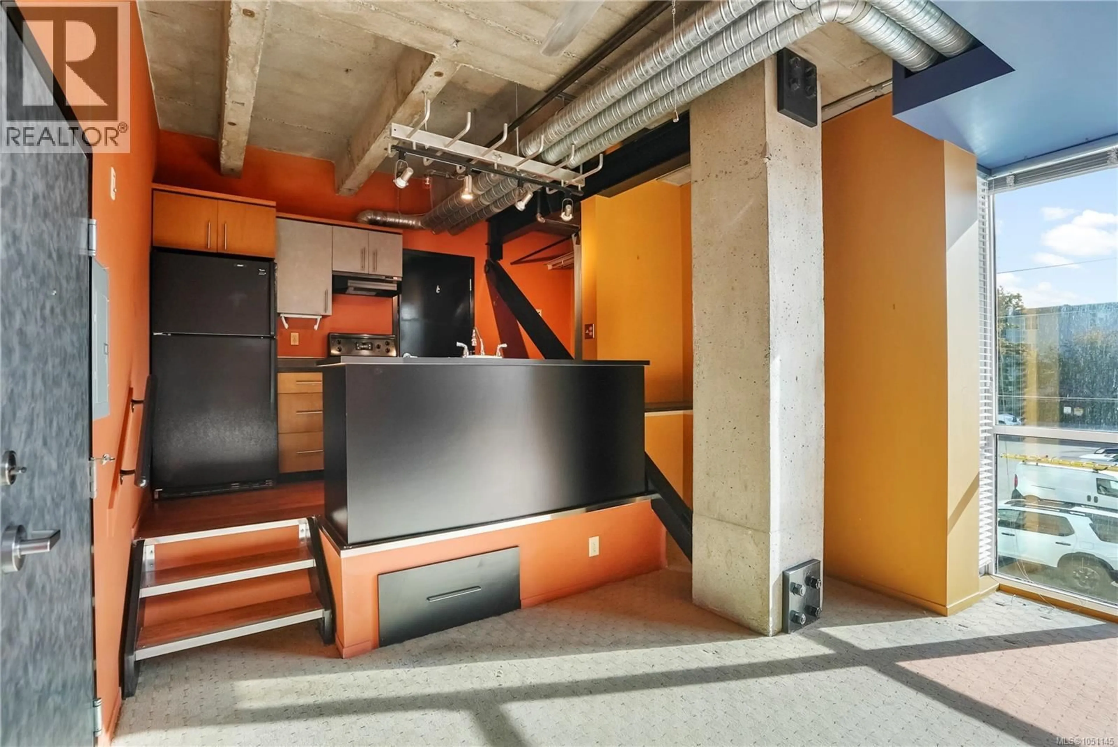 Indoor foyer for 201 - 1061 FORT STREET, Victoria British Columbia V8V5A1