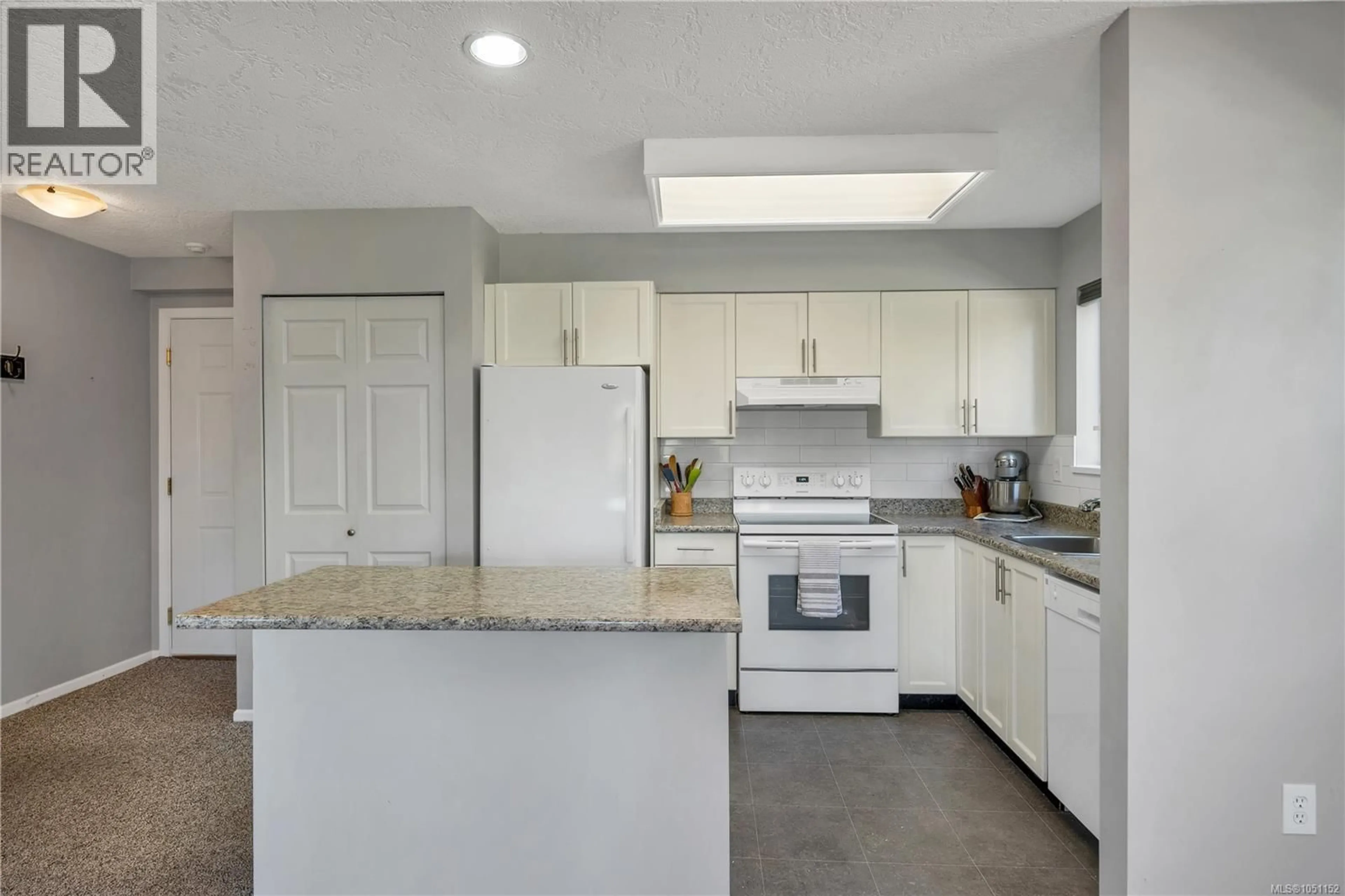 Open concept kitchen, ceramic/tile floor for 105 - 155 ERICKSON ROAD, Campbell River British Columbia V9W1S6