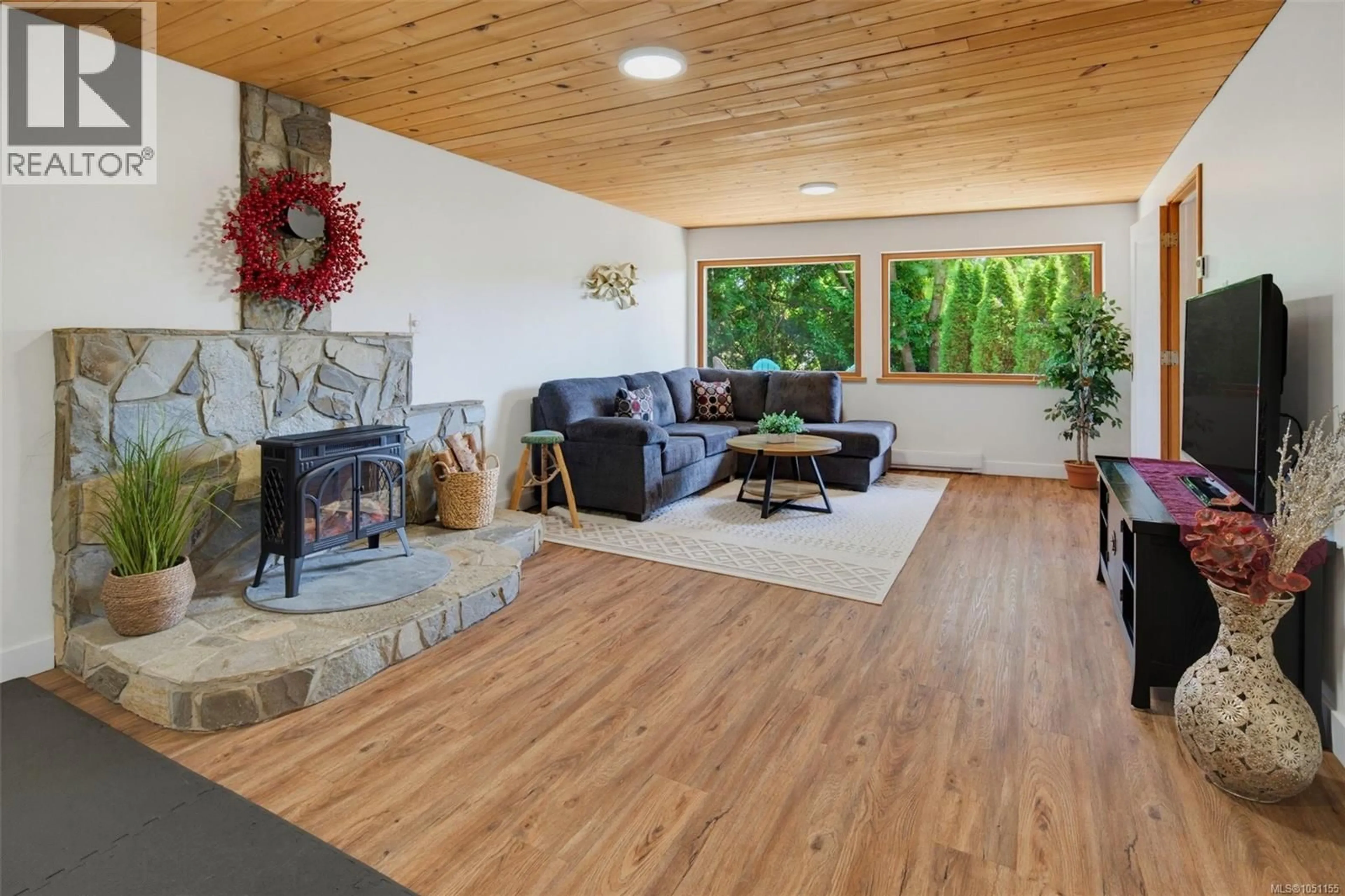 Living room with furniture, wood/laminate floor for 1819 DEBORAH DRIVE, Duncan British Columbia V9L5A9