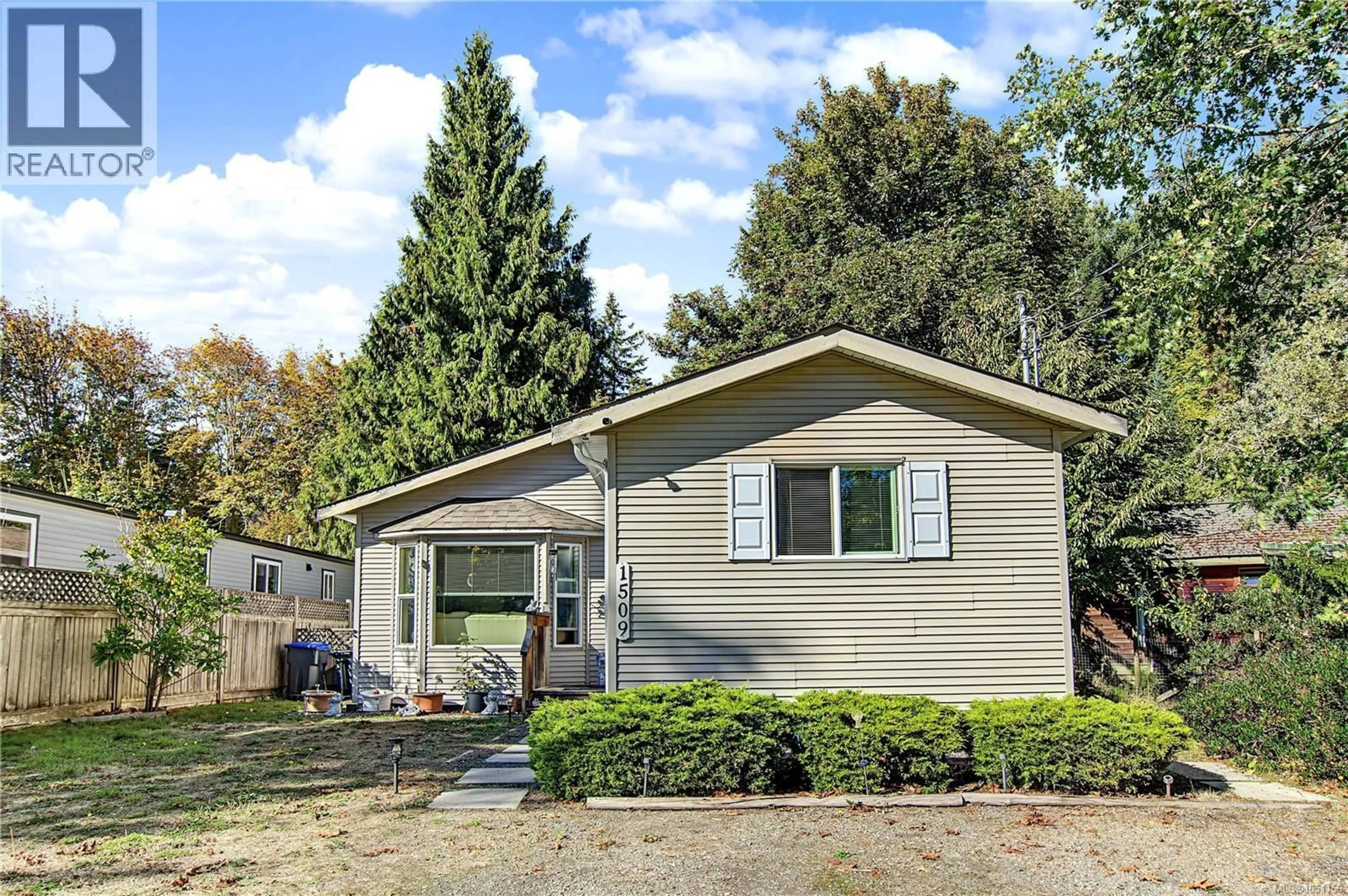 Home with vinyl exterior material, street for 1509 MASON TRAIL, Parksville British Columbia V9P1X9