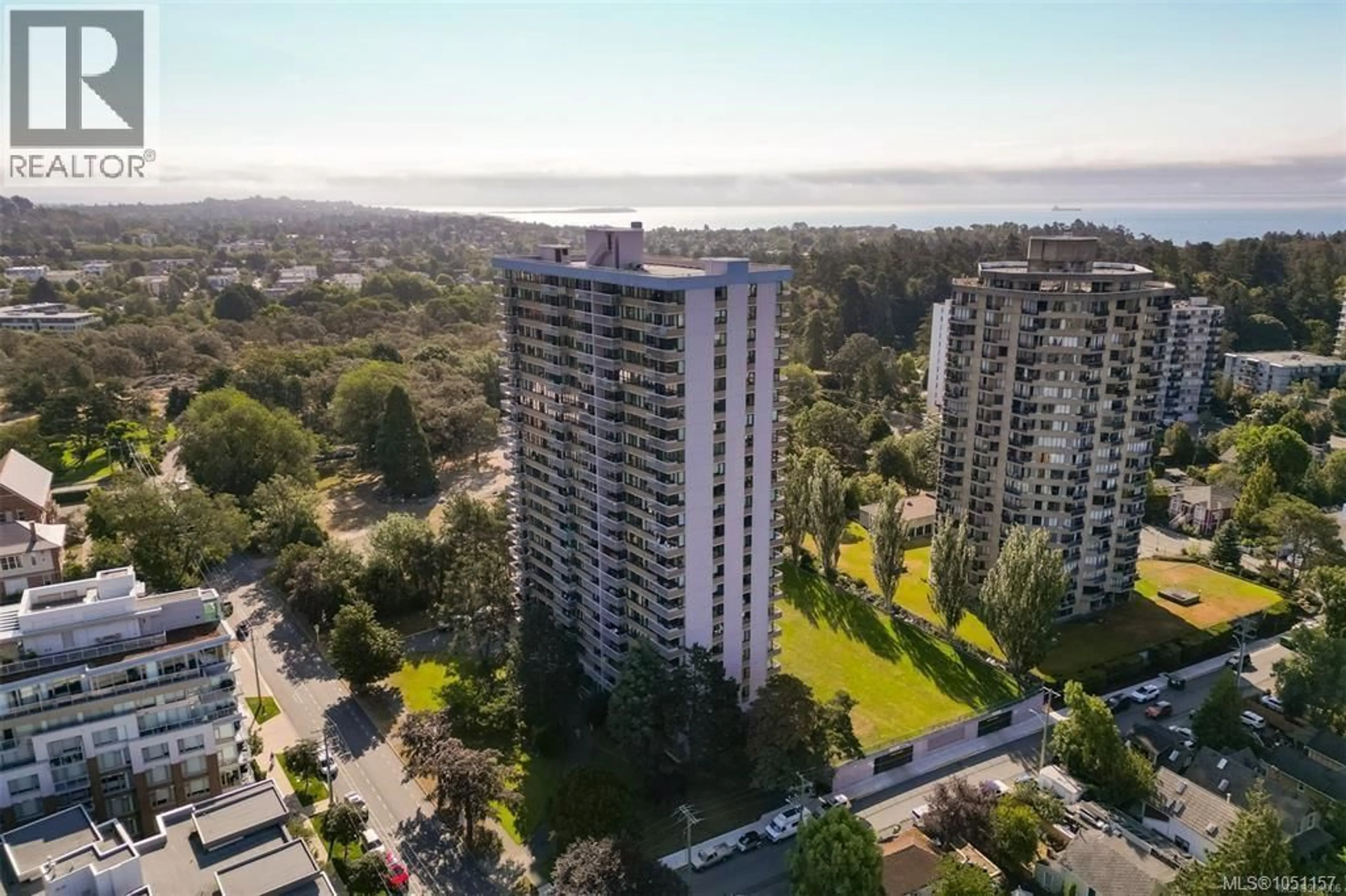 A pic from outside/outdoor area/front of a property/back of a property/a pic from drone, city buildings view from balcony for 2004 - 647 MICHIGAN STREET, Victoria British Columbia V8V2S9