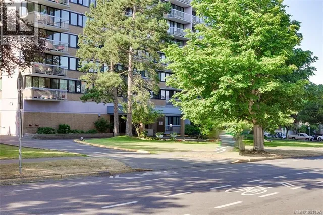 2004 - 647 MICHIGAN STREET, Victoria 3