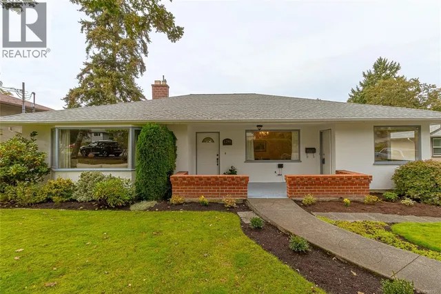1280 TRACKSELL AVENUE, Saanich 1
