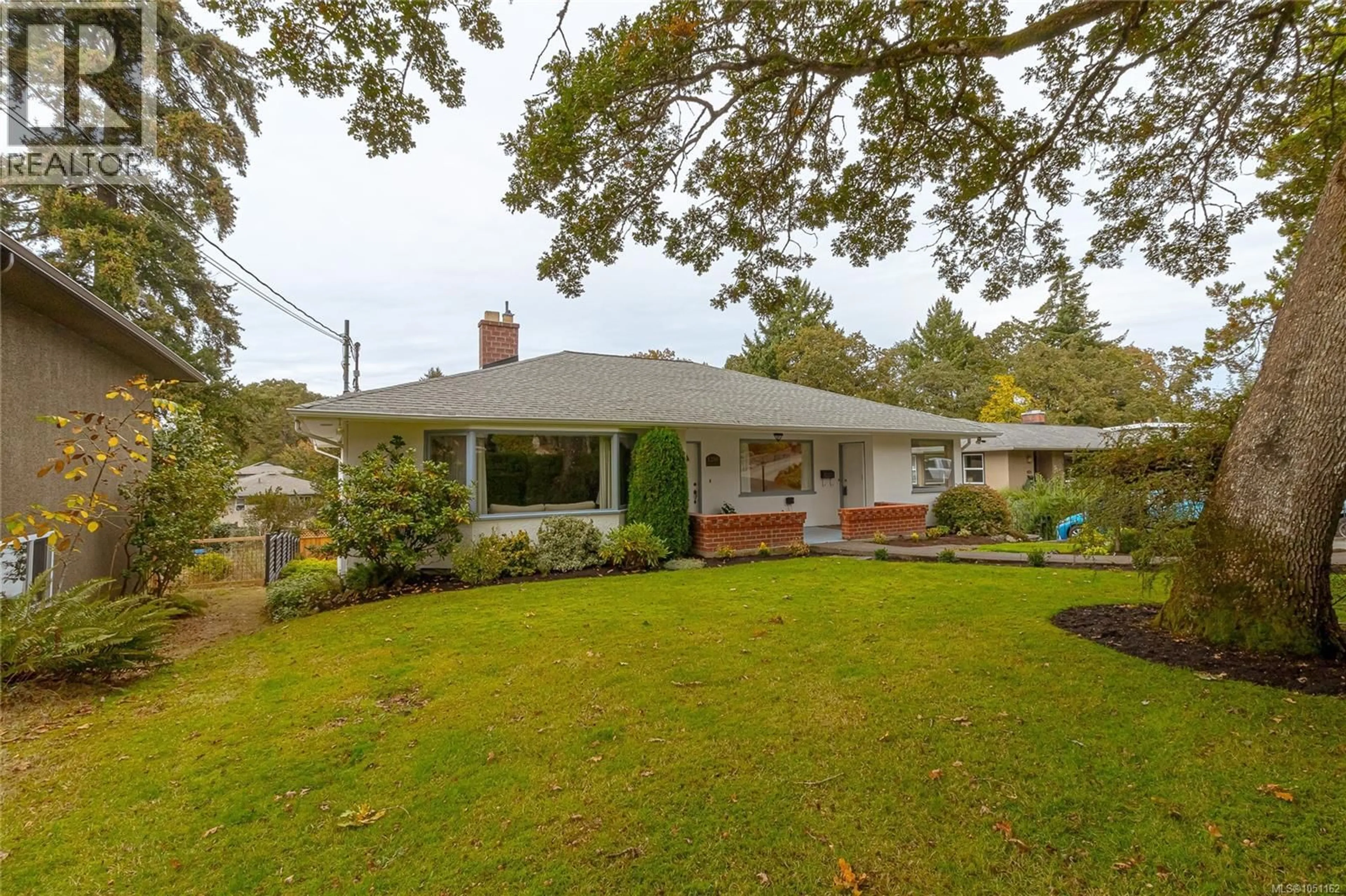 A pic from outside/outdoor area/front of a property/back of a property/a pic from drone, street for 1280 TRACKSELL AVENUE, Saanich British Columbia V8P2C9