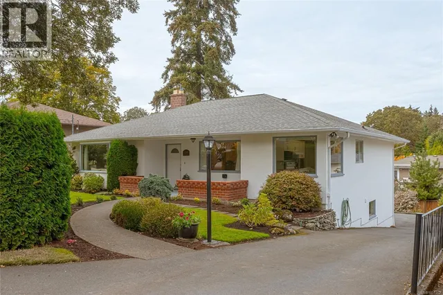 1280 TRACKSELL AVENUE, Saanich 3