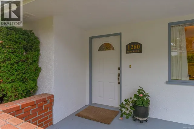 1280 TRACKSELL AVENUE, Saanich 4