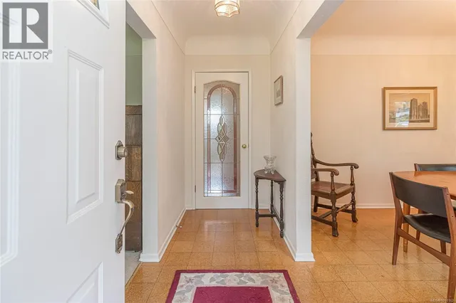 1280 TRACKSELL AVENUE, Saanich 5