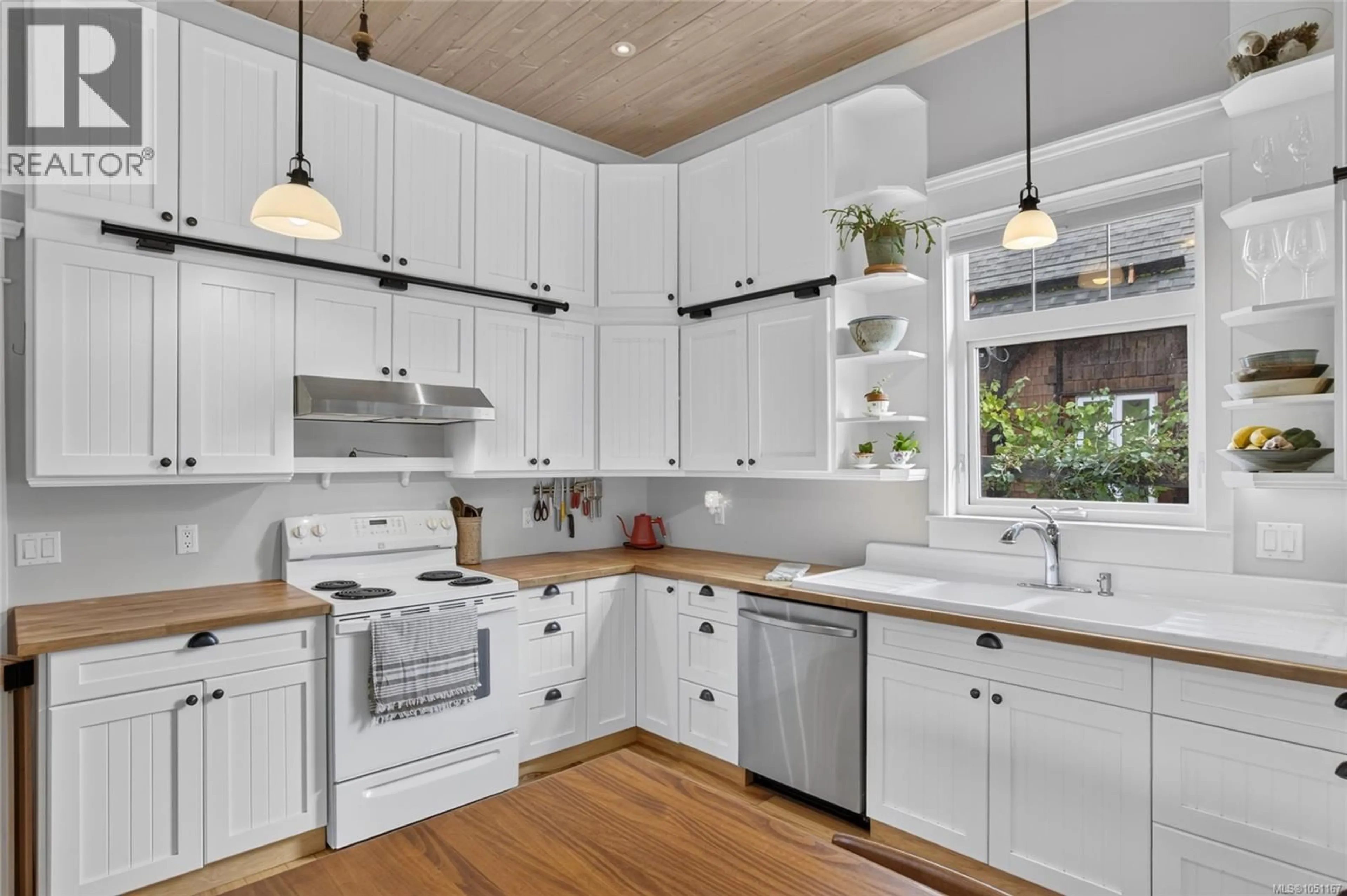 Open concept kitchen, unknown for 2737 DERWENT AVENUE, Cumberland British Columbia V0R1S0