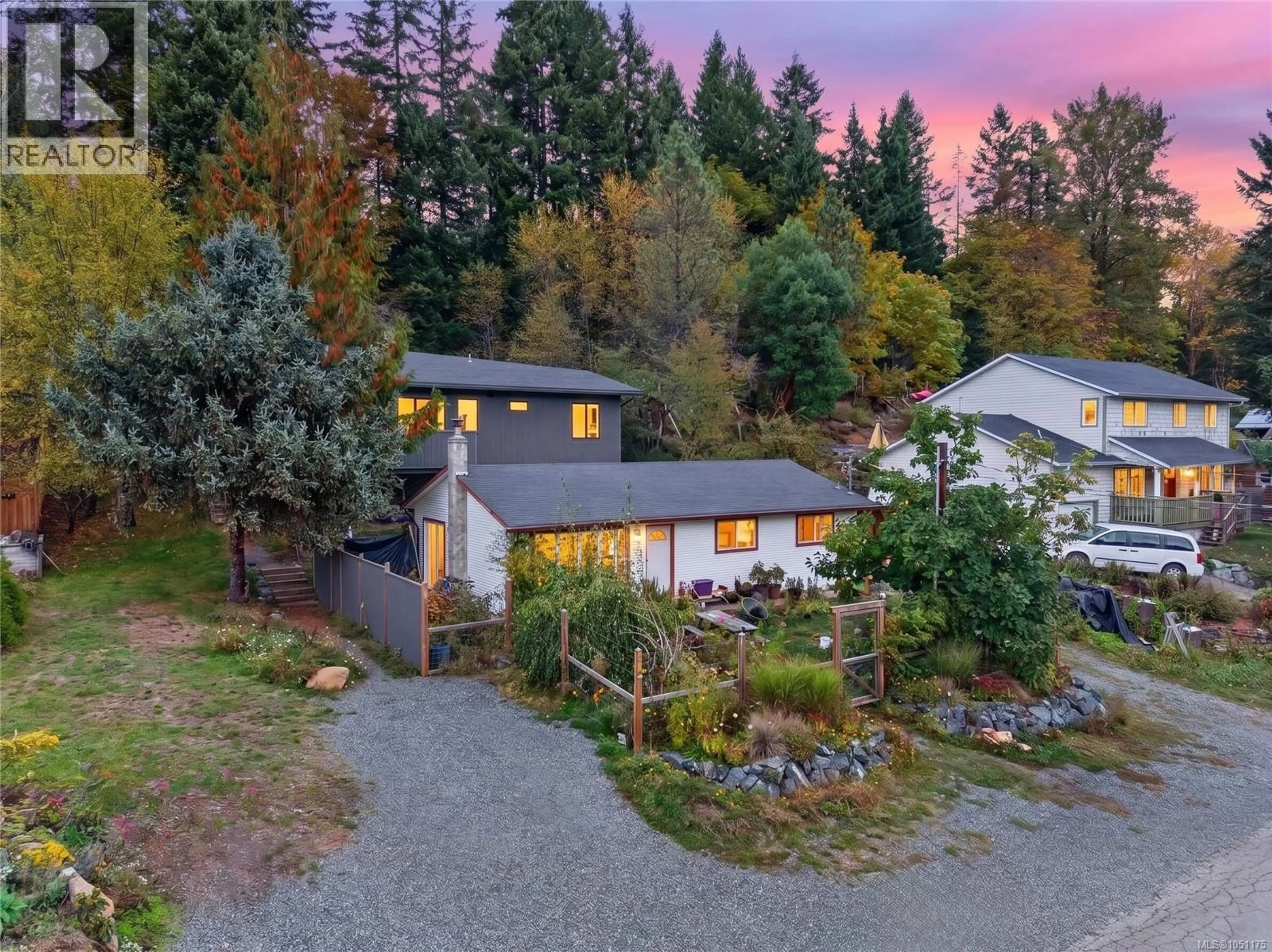 A pic from outside/outdoor area/front of a property/back of a property/a pic from drone, unknown for 2522 DUNSMUIR AVENUE, Cumberland British Columbia V0R1S0