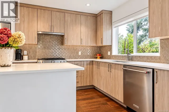 7 - 1032 CLOVERDALE AVENUE, Saanich 1