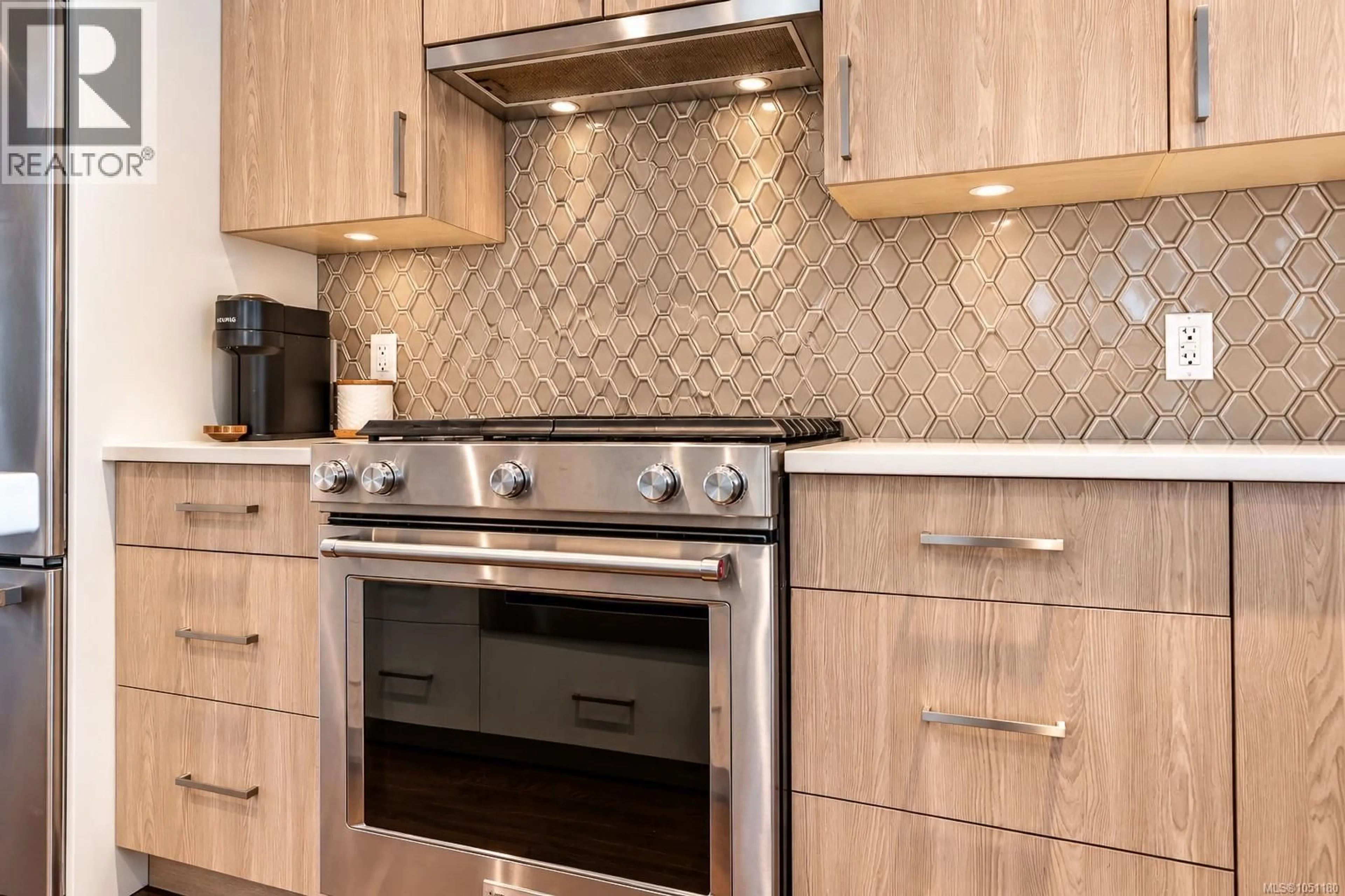 Contemporary kitchen, ceramic/tile floor for 7 - 1032 CLOVERDALE AVENUE, Saanich British Columbia V8X2T9