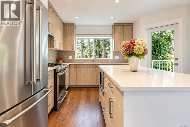 7 - 1032 CLOVERDALE AVENUE, Saanich 3
