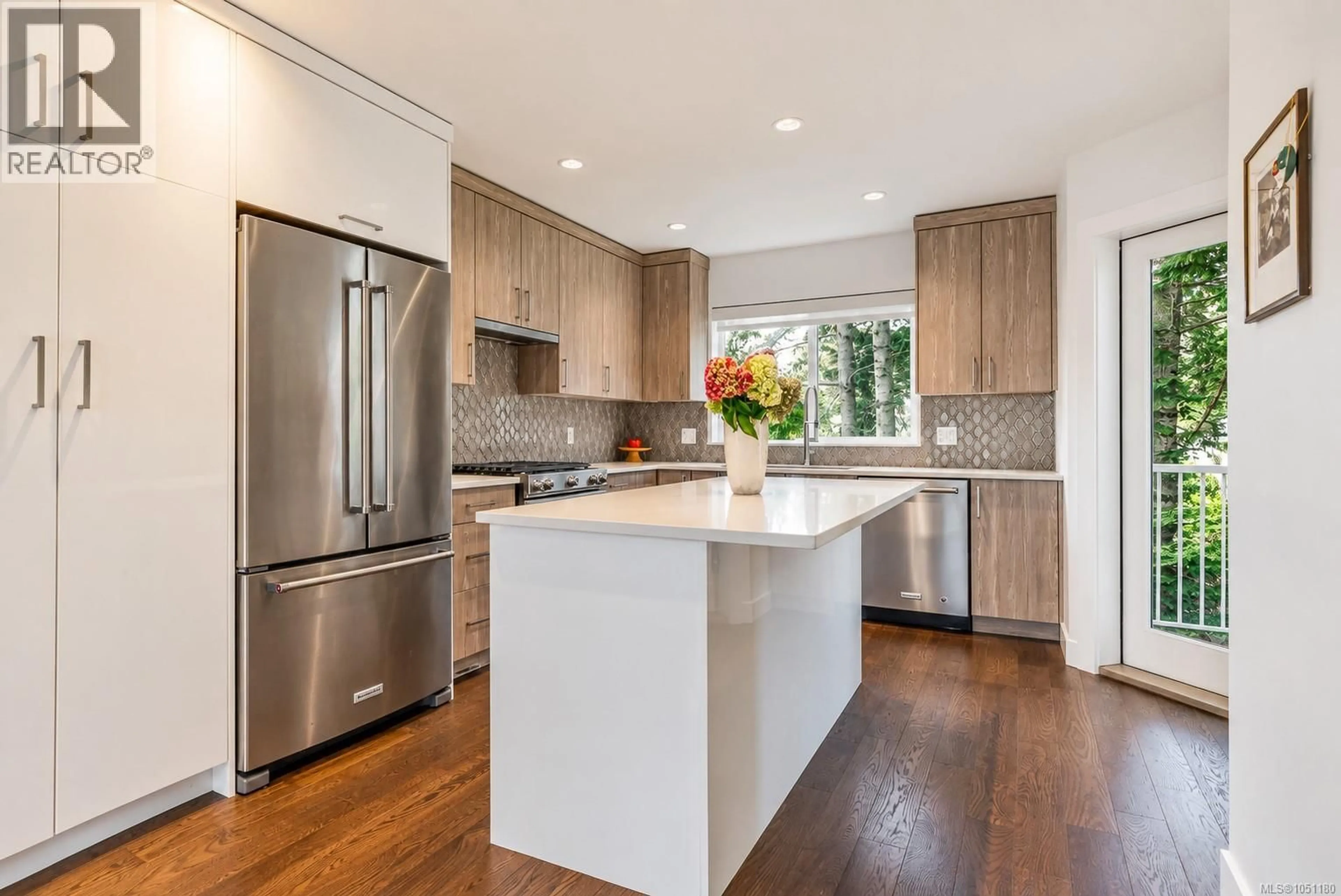 Contemporary kitchen, unknown for 7 - 1032 CLOVERDALE AVENUE, Saanich British Columbia V8X2T9