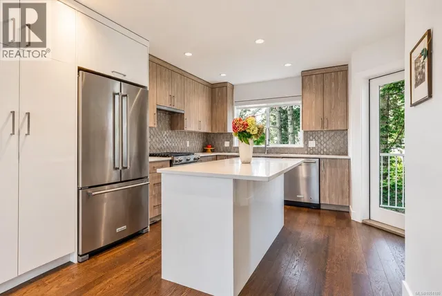 7 - 1032 CLOVERDALE AVENUE, Saanich 4