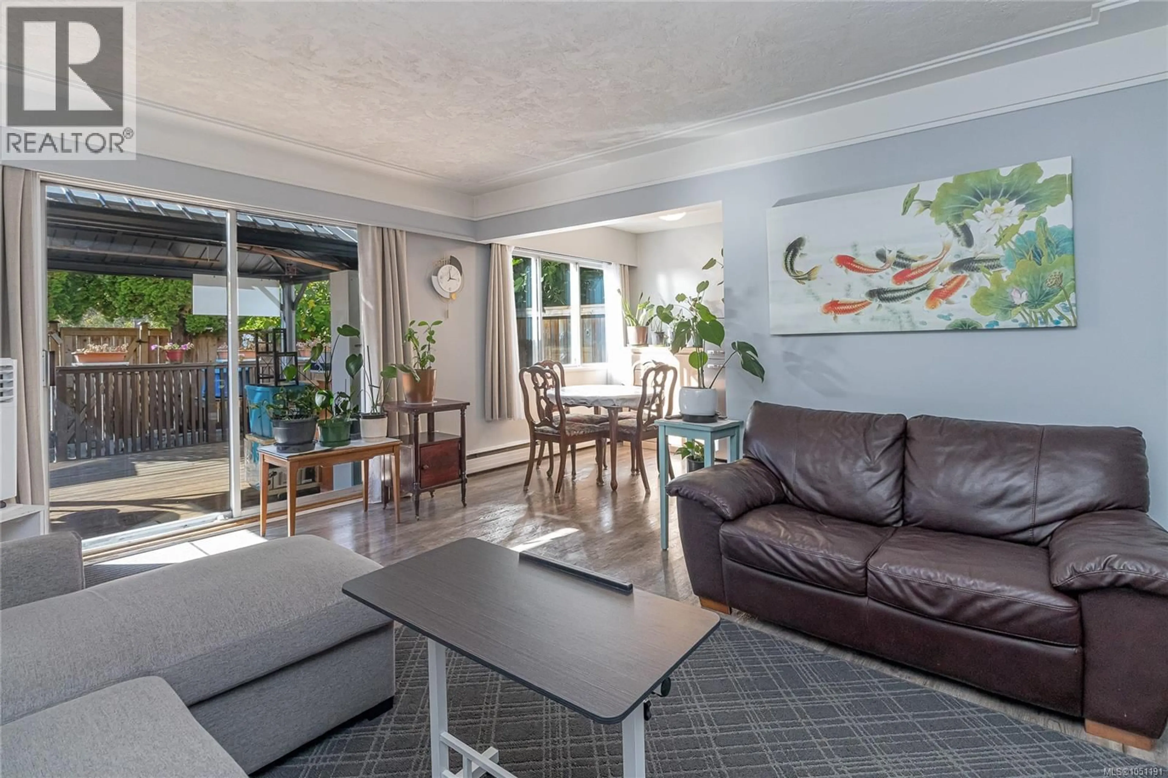 Living room with furniture, unknown for 386 BURNSIDE ROAD WEST, Saanich British Columbia V8Z1M1