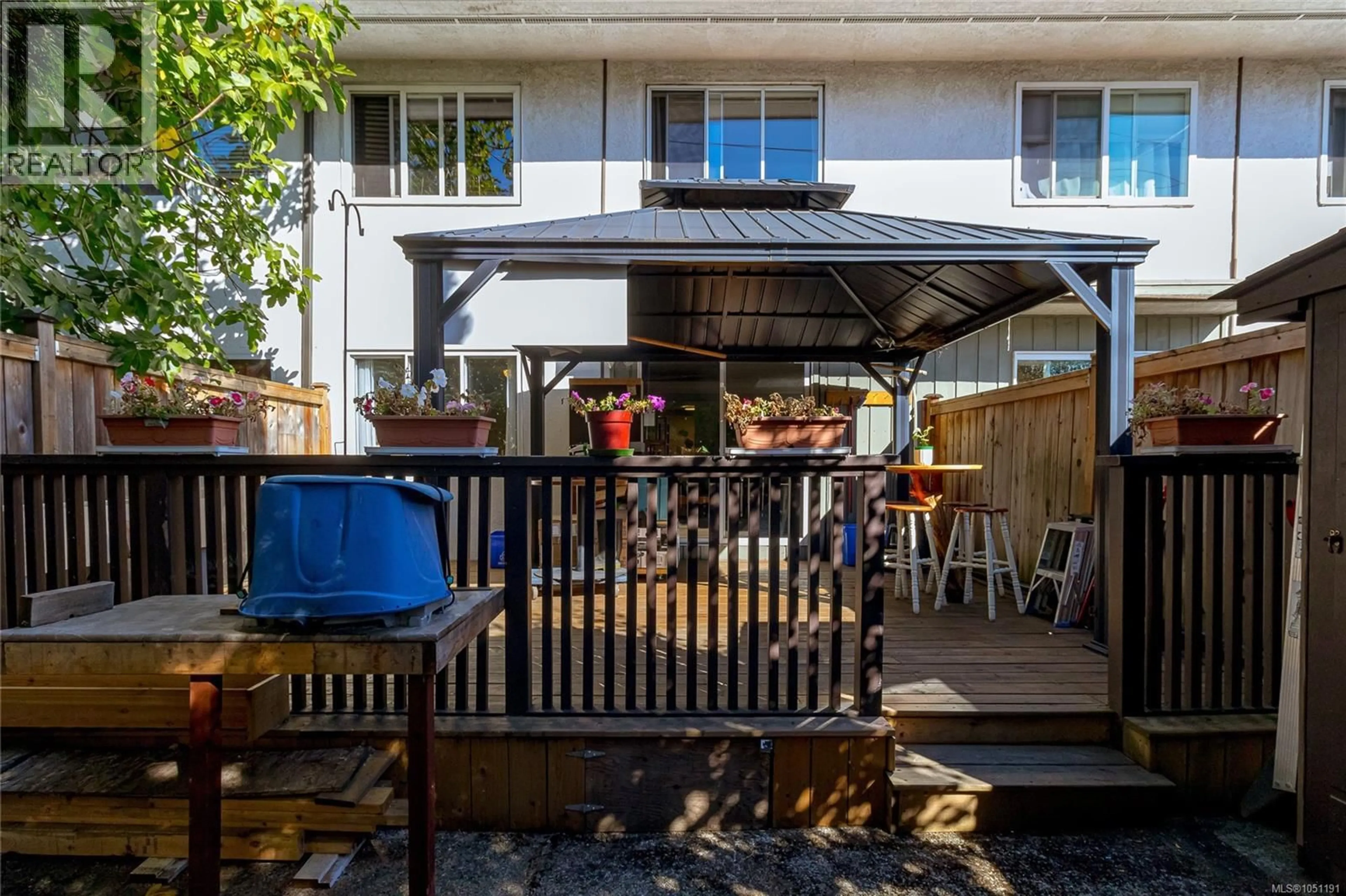 Patio, street for 386 BURNSIDE ROAD WEST, Saanich British Columbia V8Z1M1