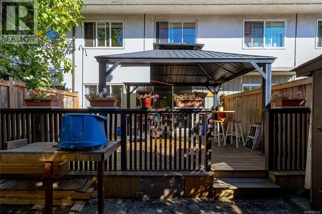 386 BURNSIDE ROAD WEST, Saanich 3
