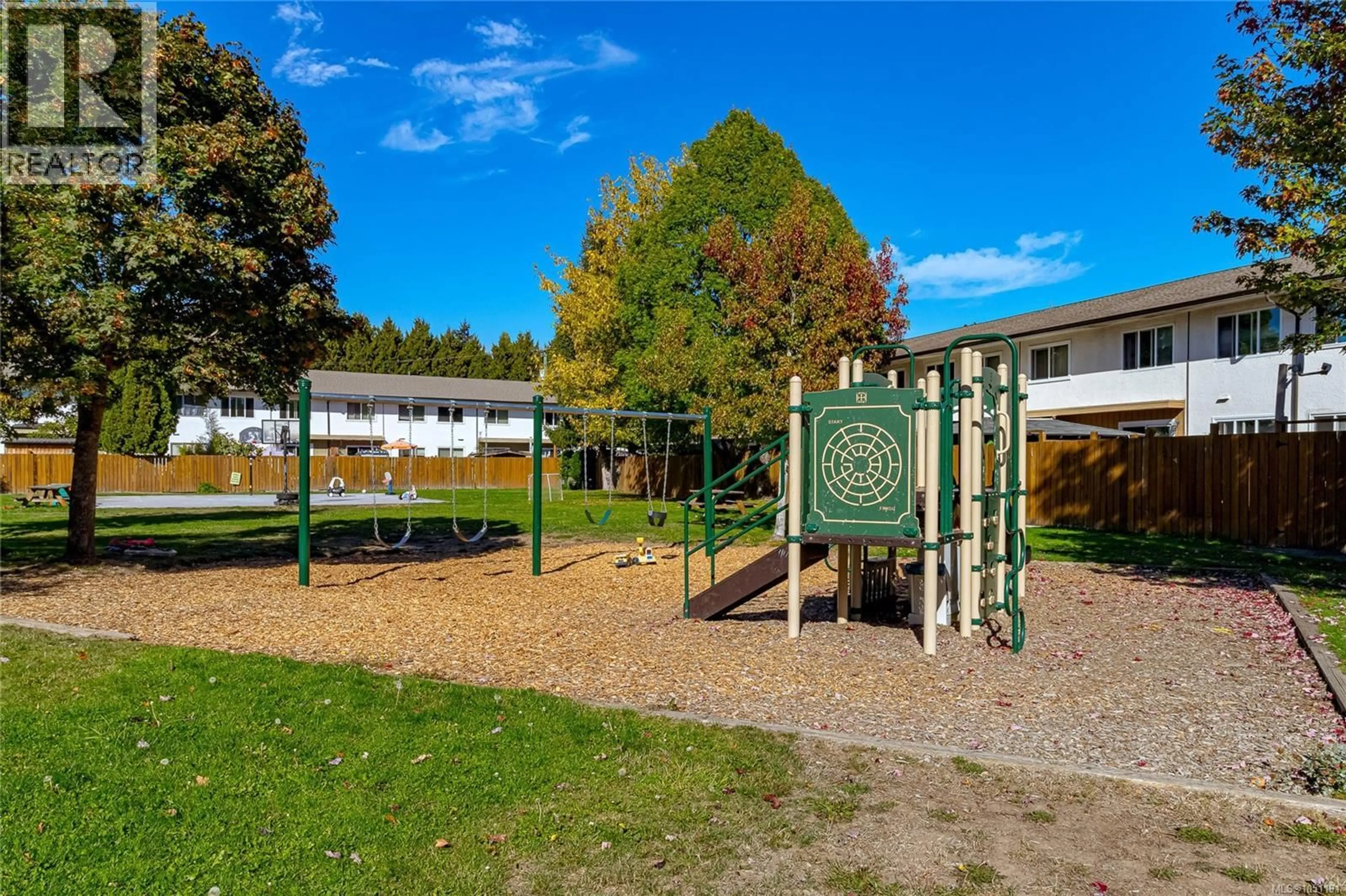 Patio, building for 386 BURNSIDE ROAD WEST, Saanich British Columbia V8Z1M1