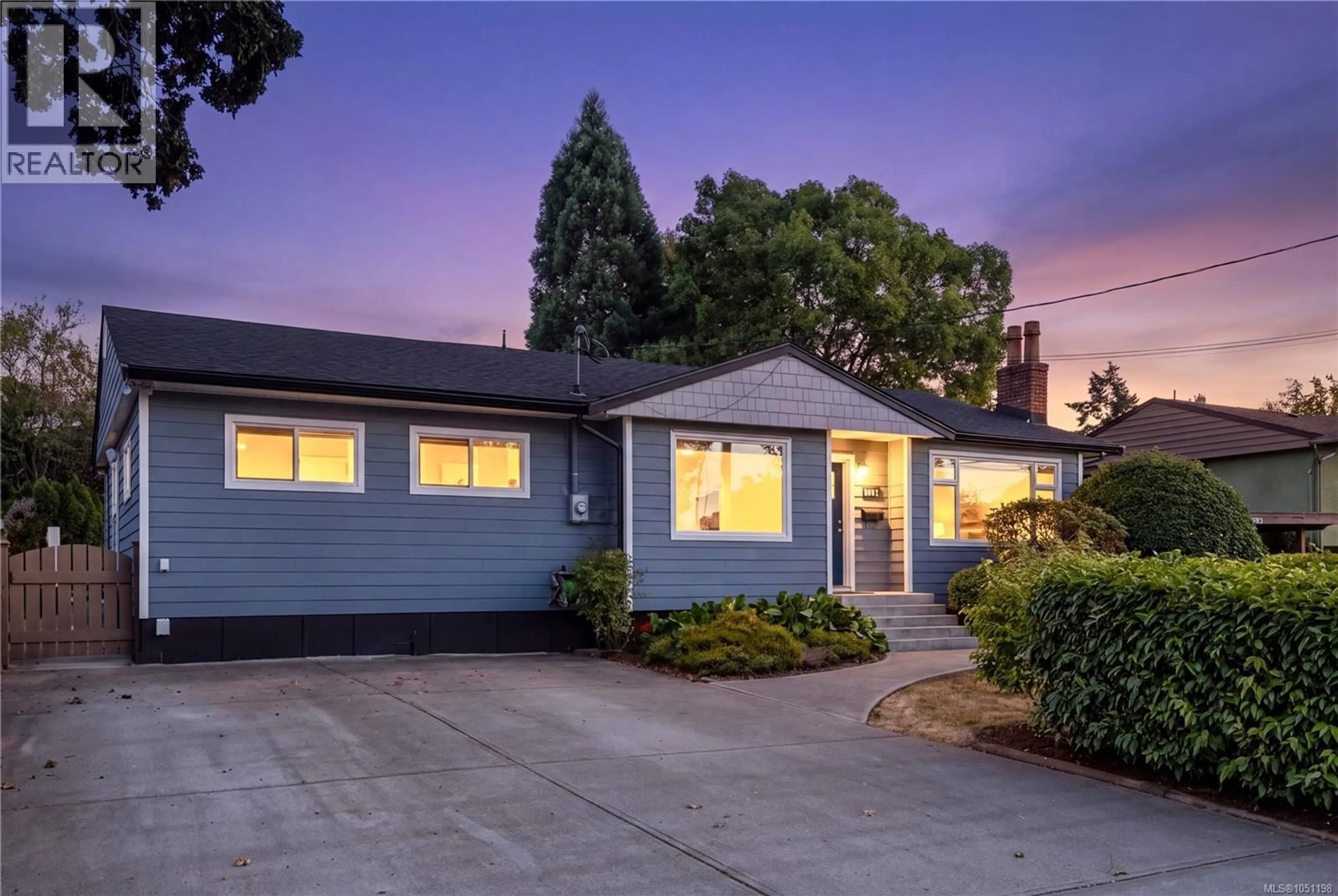 Home with vinyl exterior material, street for 916 BURNSIDE ROAD WEST, Saanich British Columbia V8Z1N2