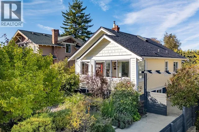 1618 PINEWOOD AVENUE, Victoria 1
