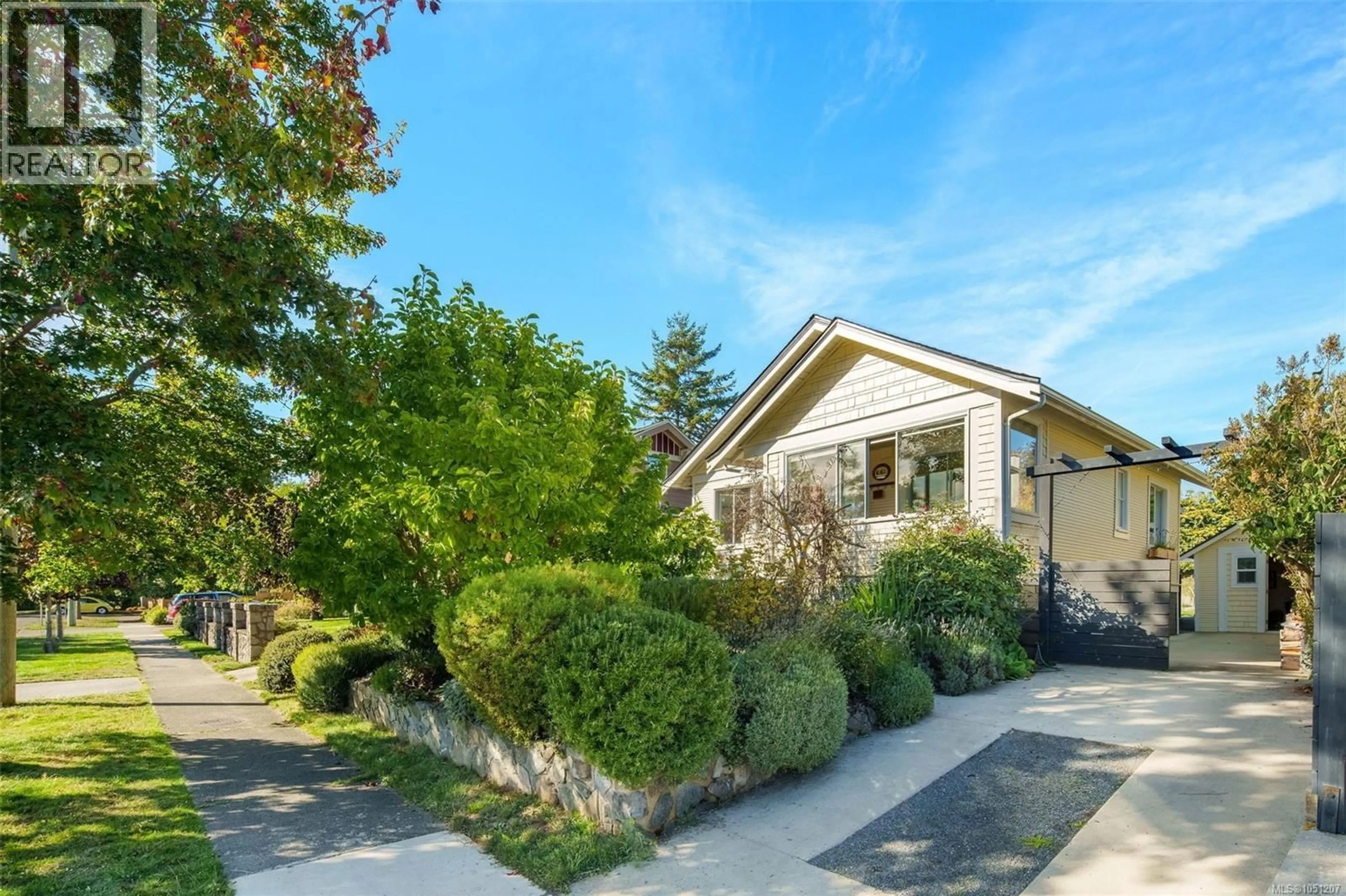 Unknown for 1618 PINEWOOD AVENUE, Victoria British Columbia V8S1K7