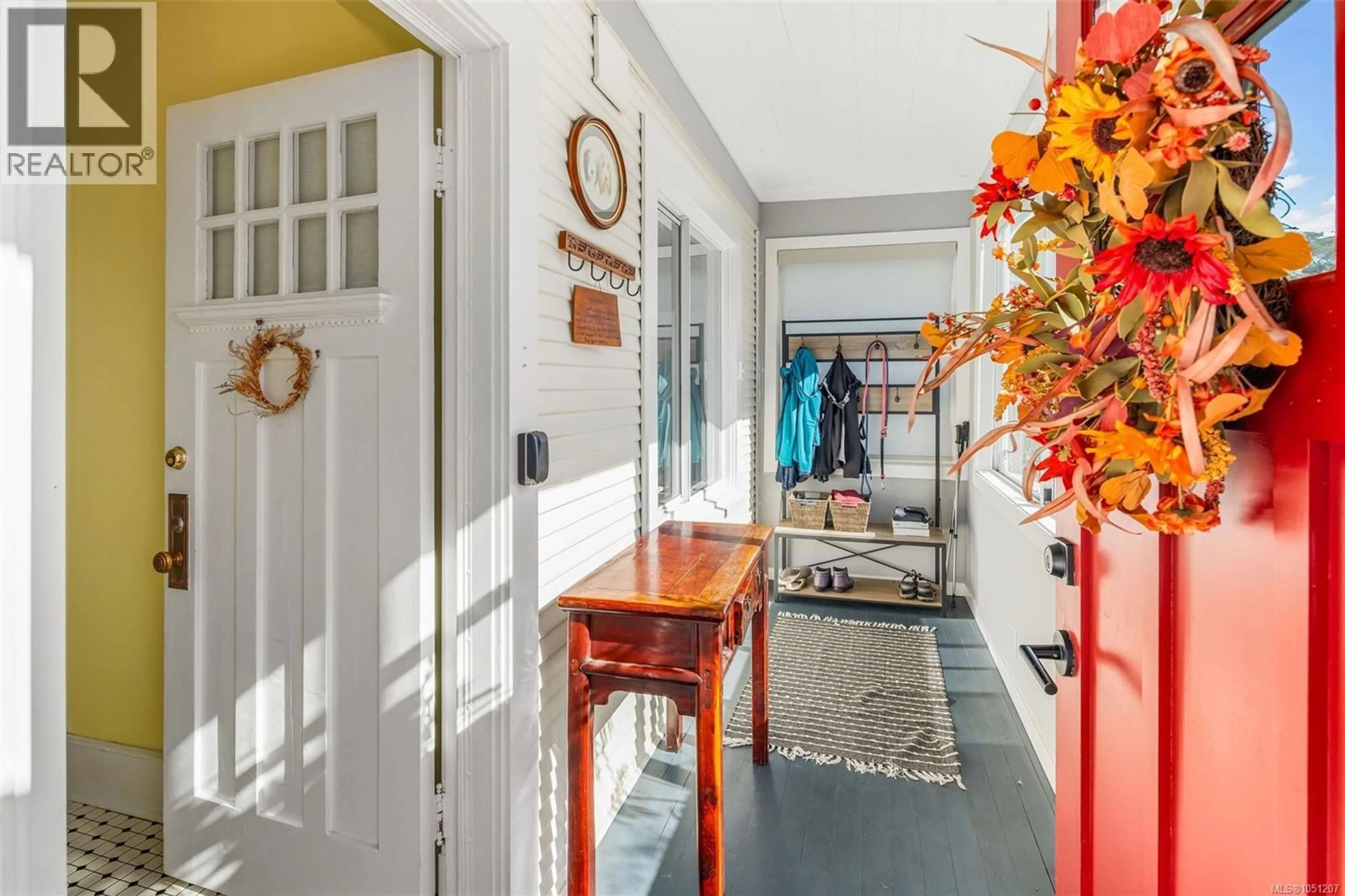 Indoor entryway for 1618 PINEWOOD AVENUE, Victoria British Columbia V8S1K7