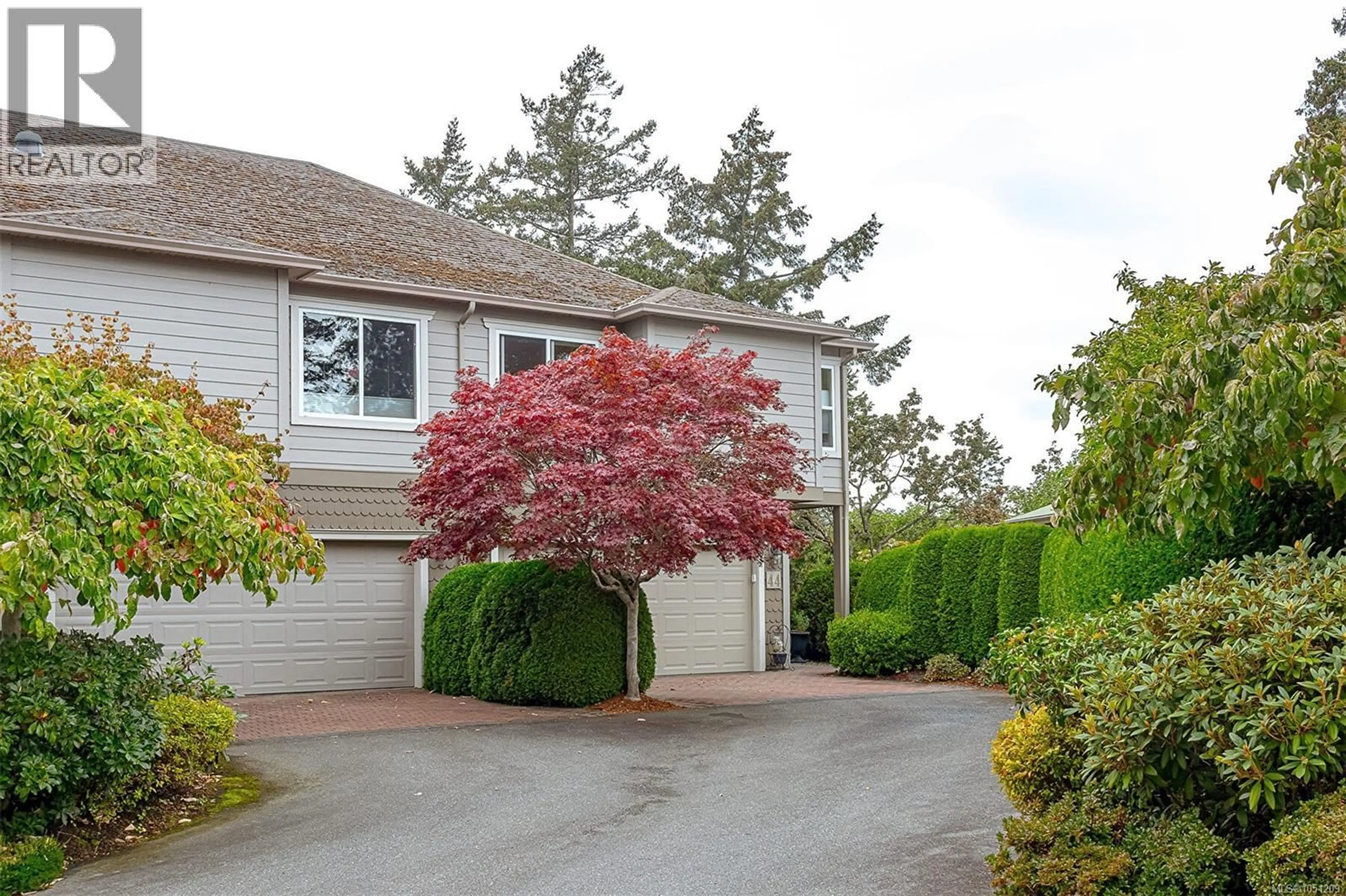 Home with vinyl exterior material, street for 44 - 118 ALDERSMITH PLACE, View Royal British Columbia V9A7M9