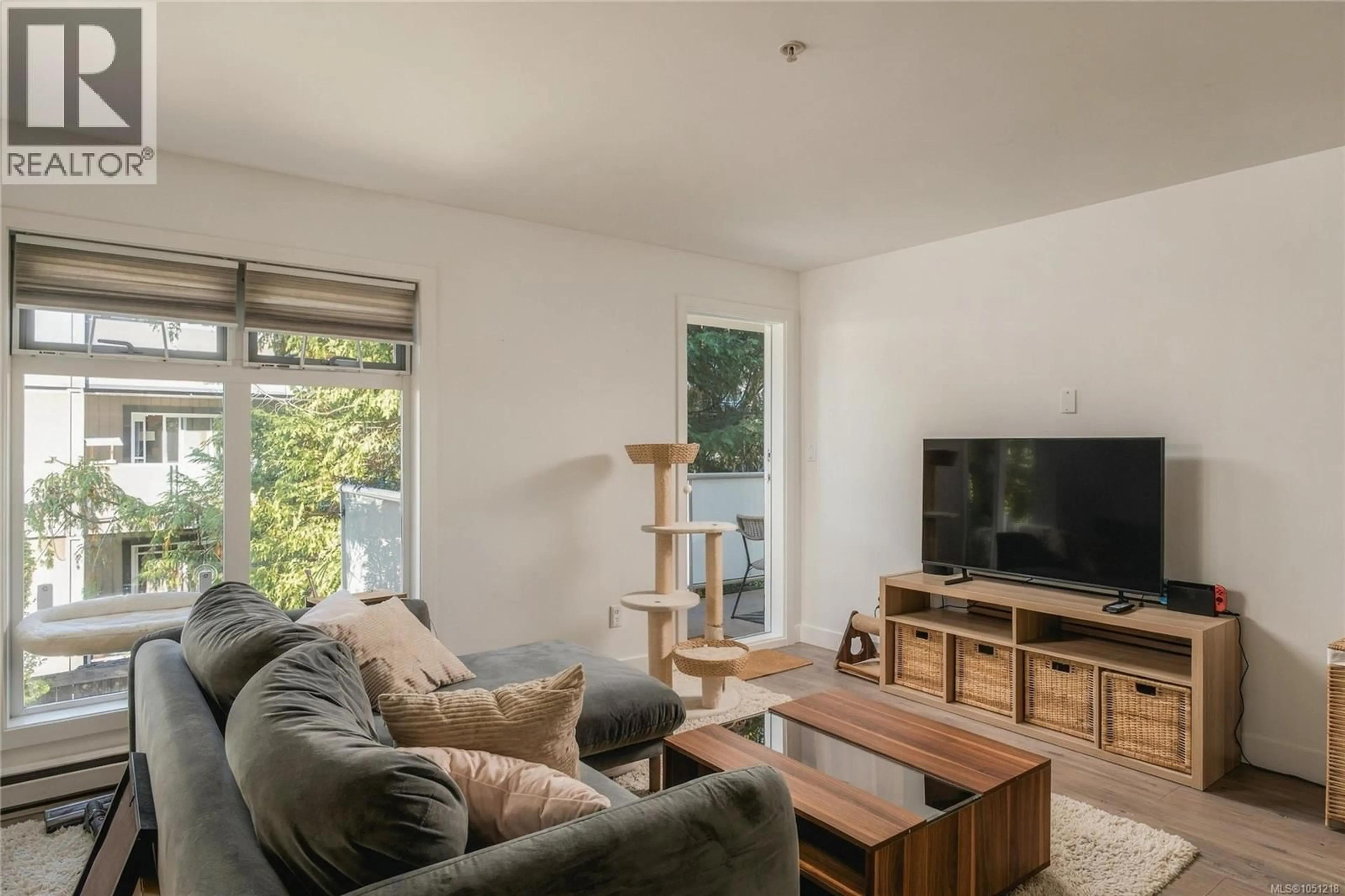 Living room with furniture, unknown for 203 - 3230 GLASGOW AVENUE, Saanich British Columbia V8X1M2