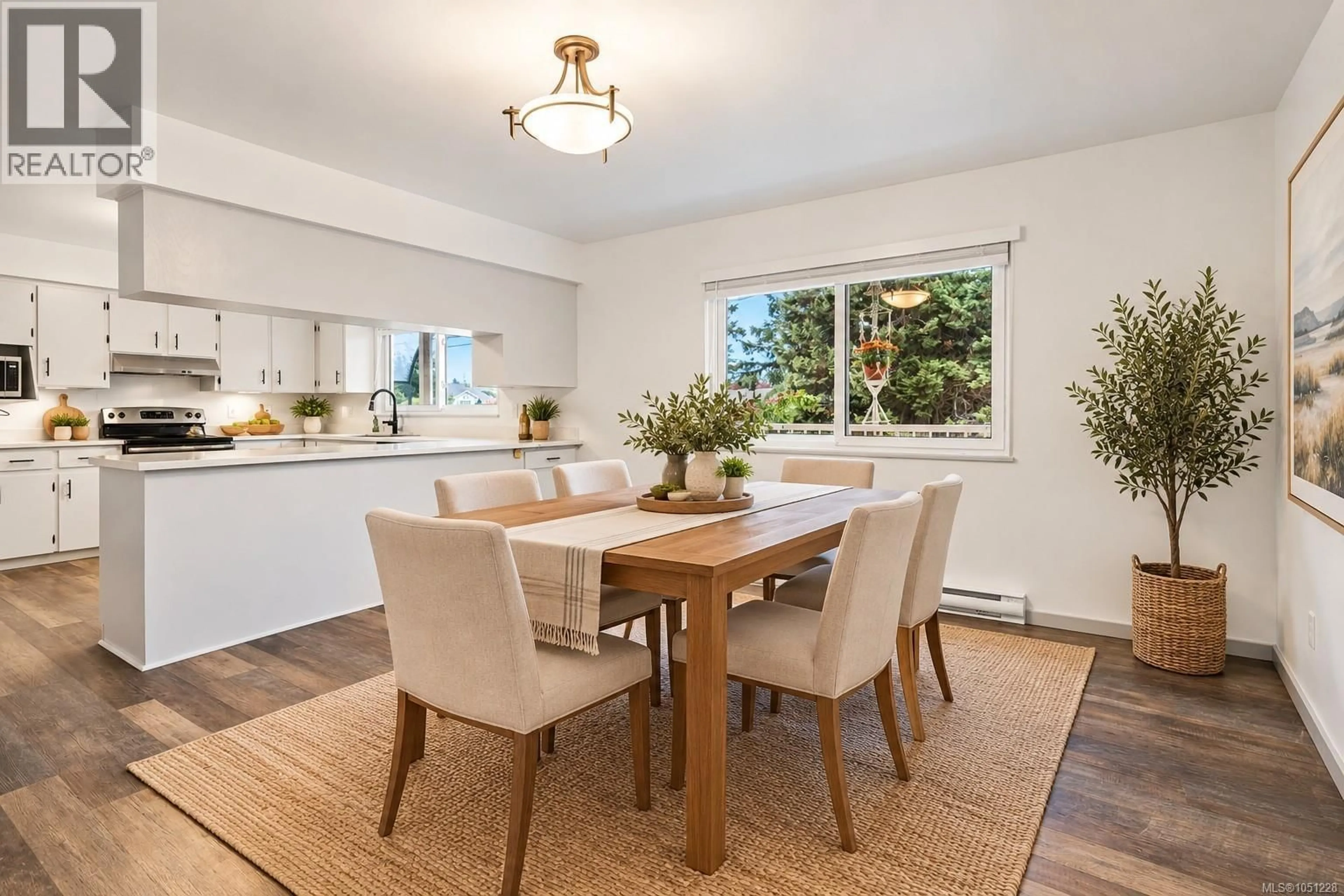 Dining room, wood/laminate floor for 586 NORMANDY ROAD, Saanich British Columbia V8Z3J2