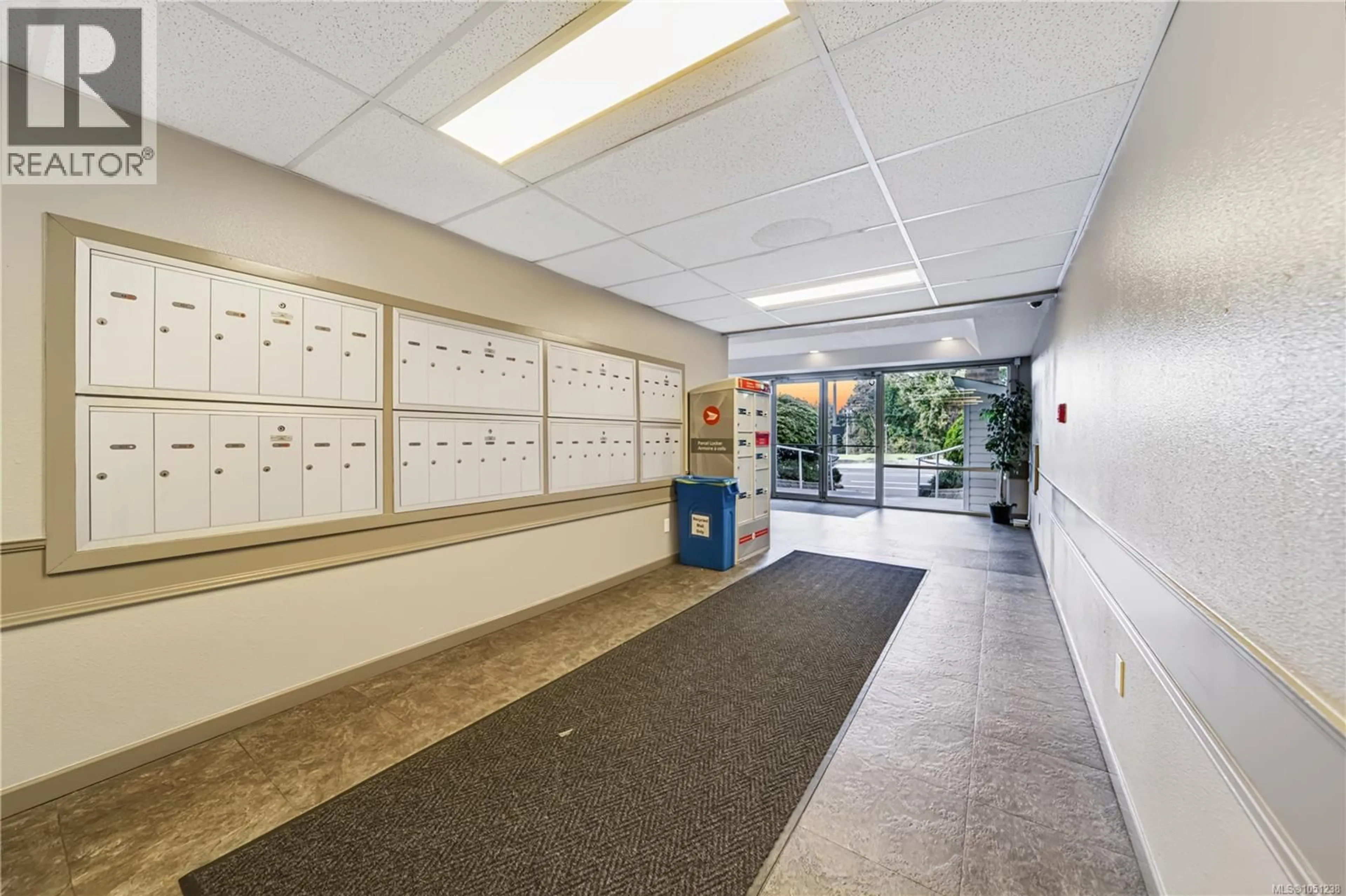 Indoor foyer for 101 - 6715 DOVER ROAD, Nanaimo British Columbia V9V1L8