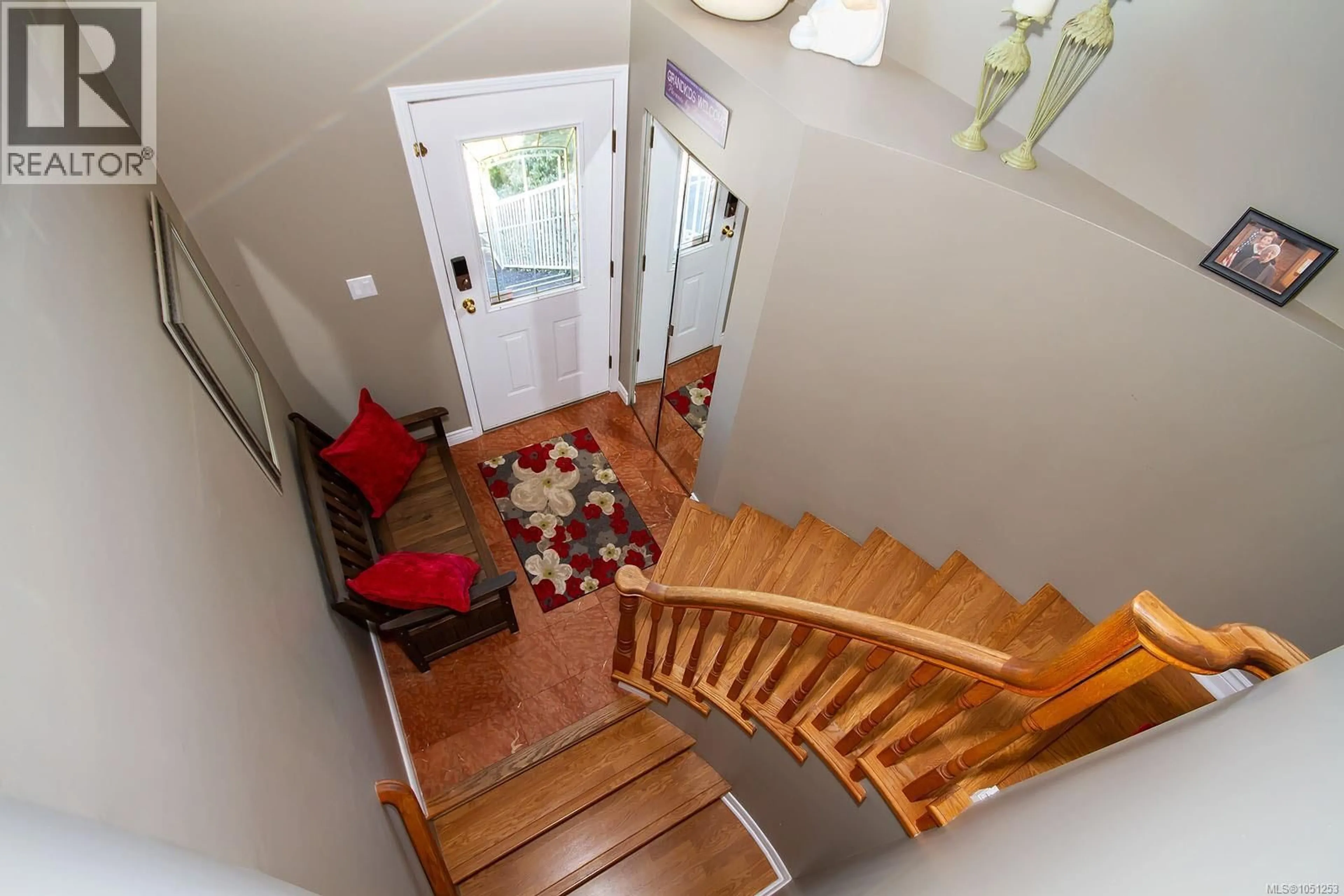 Indoor foyer for 2 - 709 LUSCOMBE PLACE, Esquimalt British Columbia V9A7L6